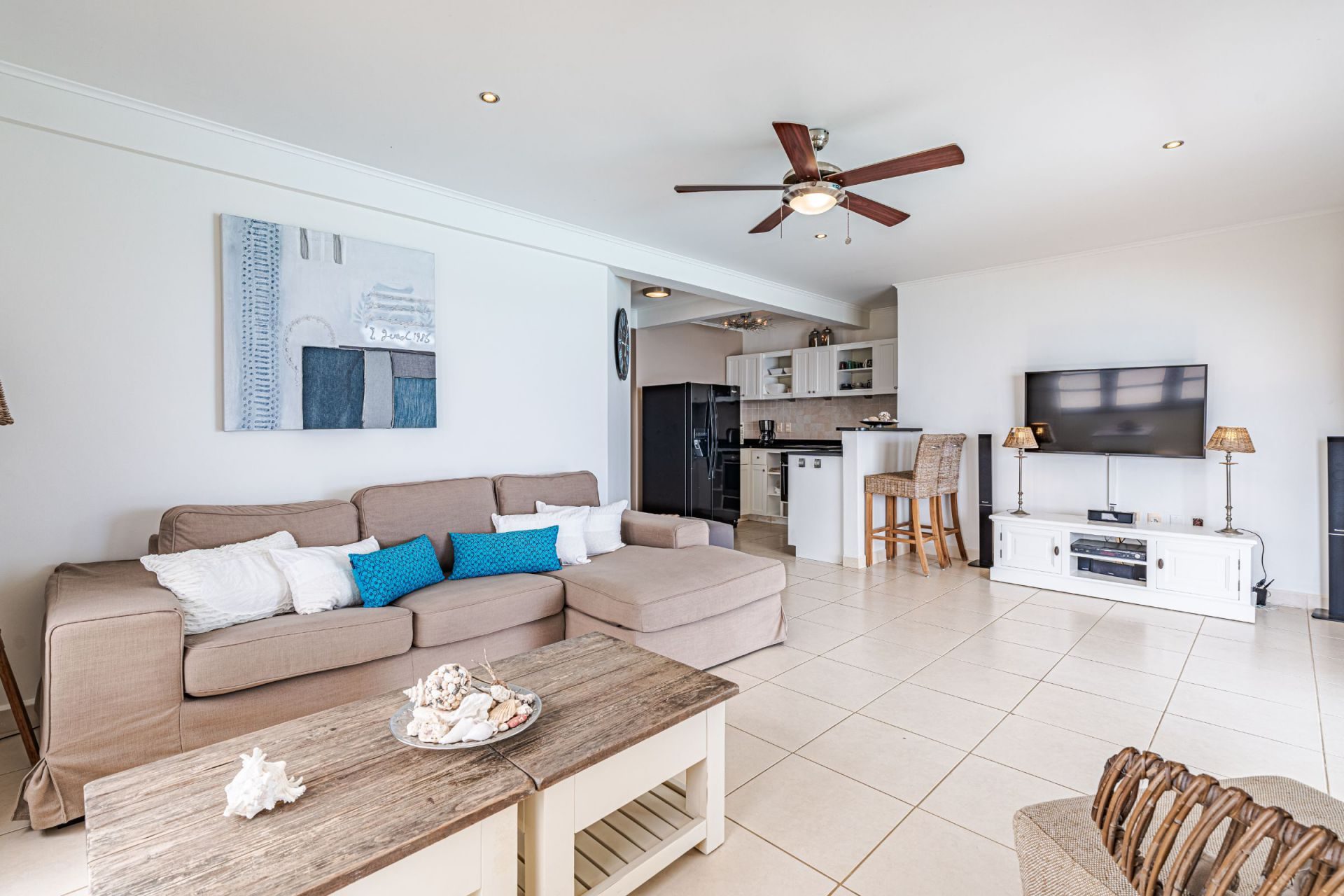 Bellevue Apartment with a Sandy Beach, photograph 10 of 23