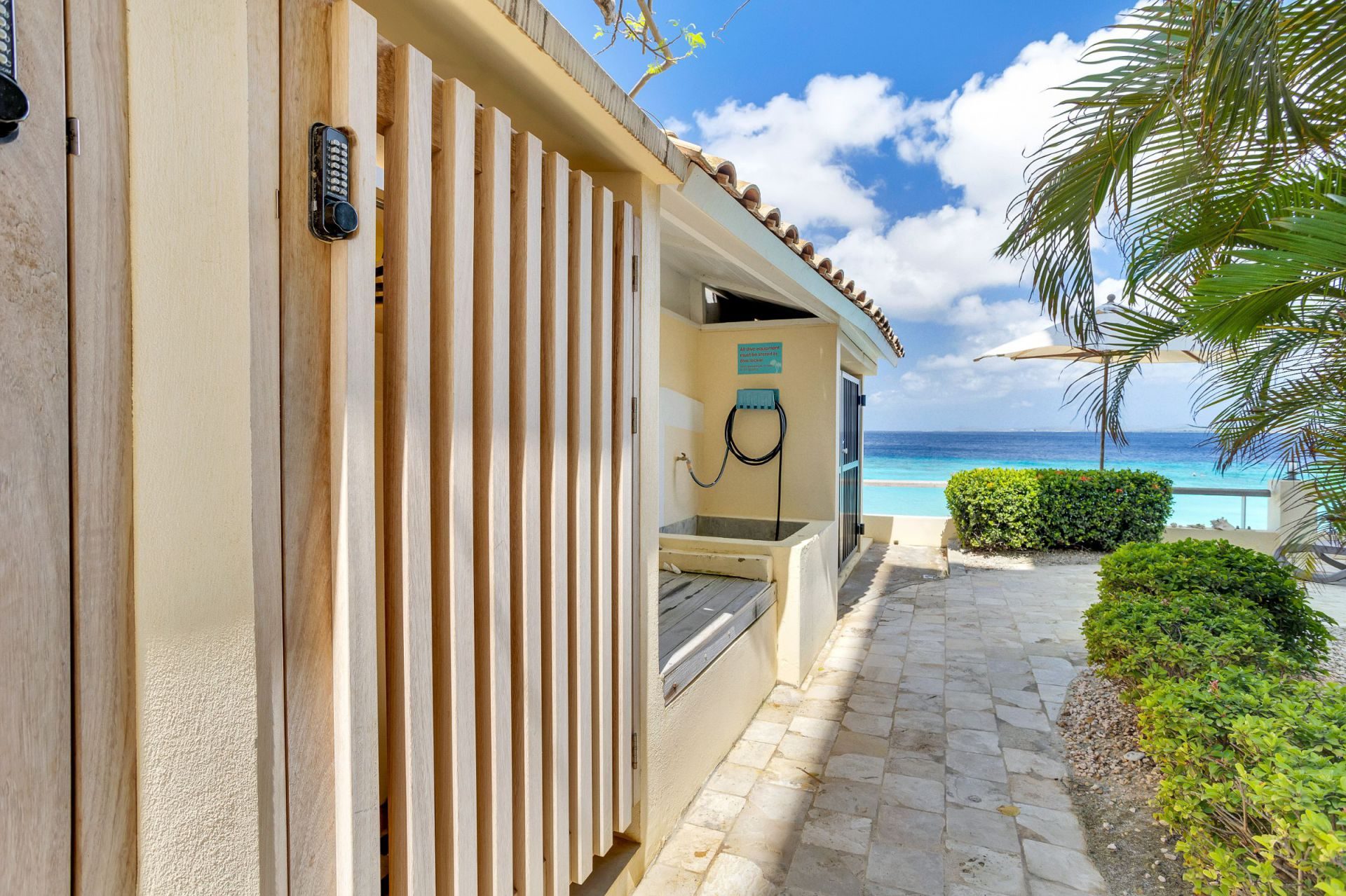 Bellevue Apartment with a Sandy Beach, photograph 22 of 23