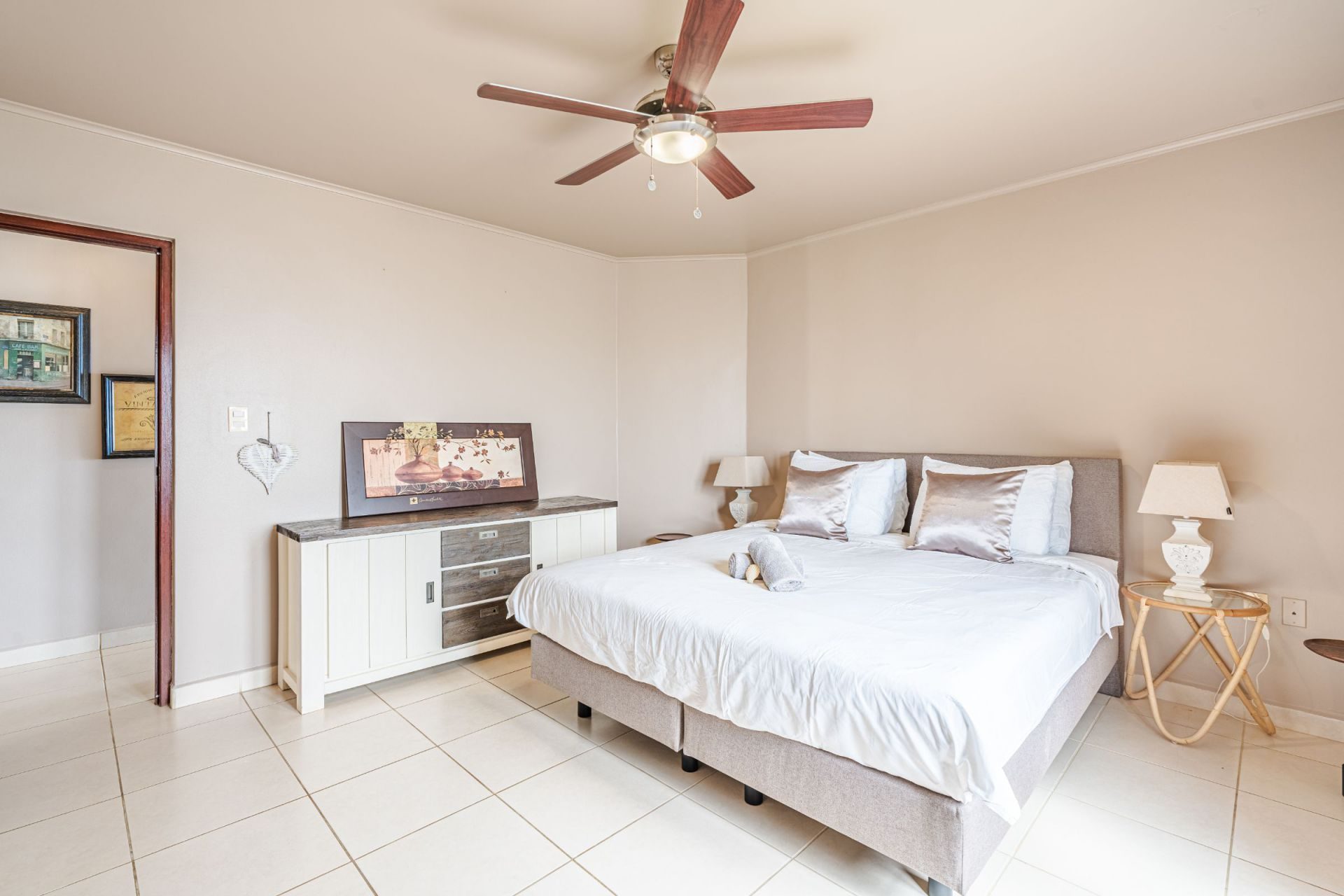 Bellevue Apartment with a Sandy Beach, photograph 17 of 23