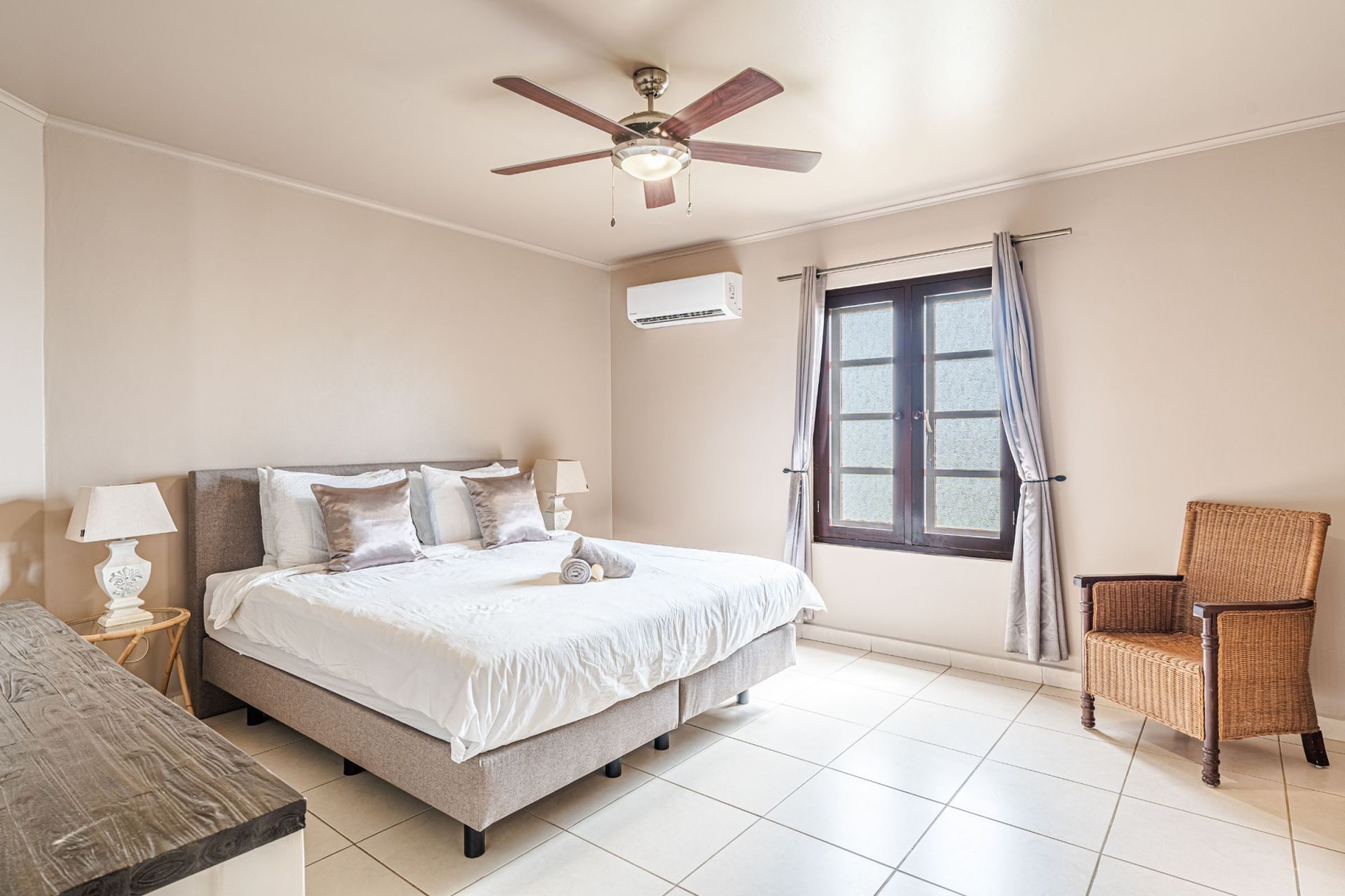 Bellevue Apartment with a Sandy Beach, photograph 18 of 23