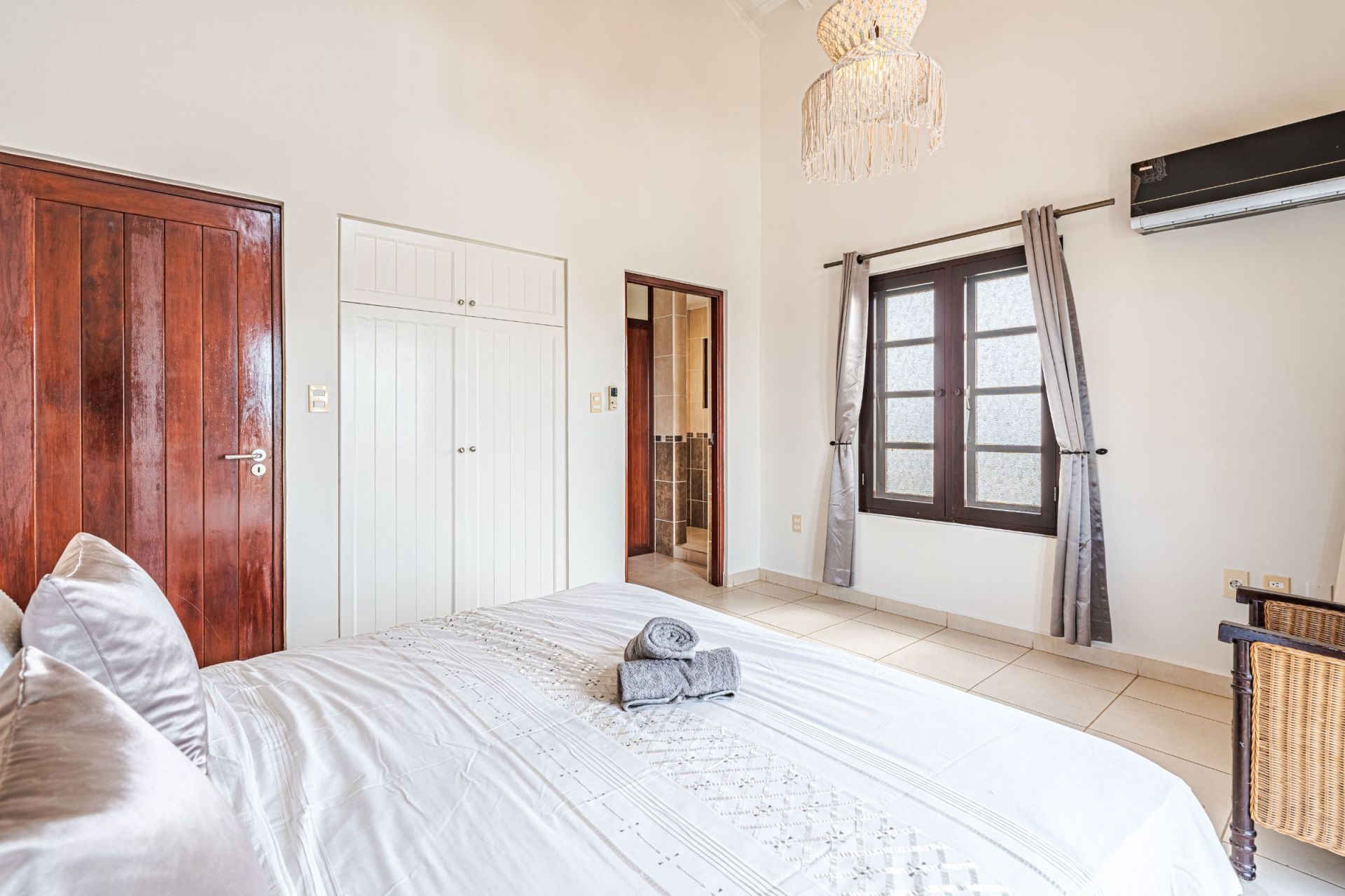 Bellevue Apartment with a Sandy Beach, photograph 19 of 23