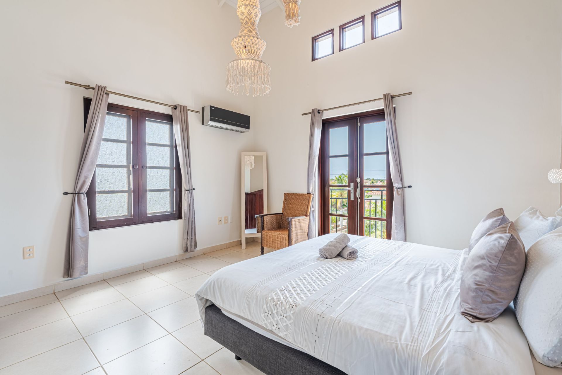 Bellevue Apartment with a Sandy Beach, photograph 13 of 23