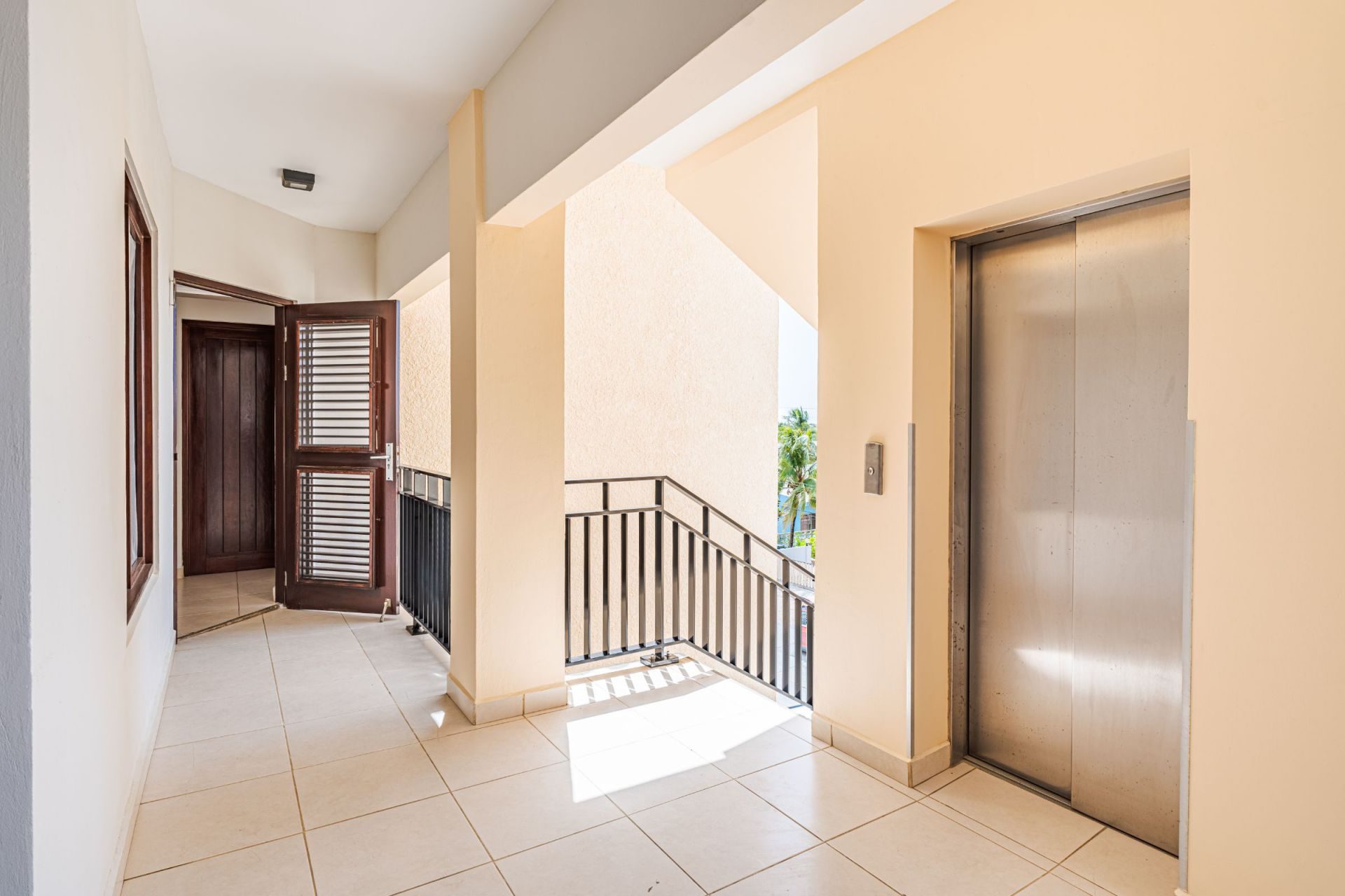 Bellevue Apartment with a Sandy Beach, photograph 21 of 23
