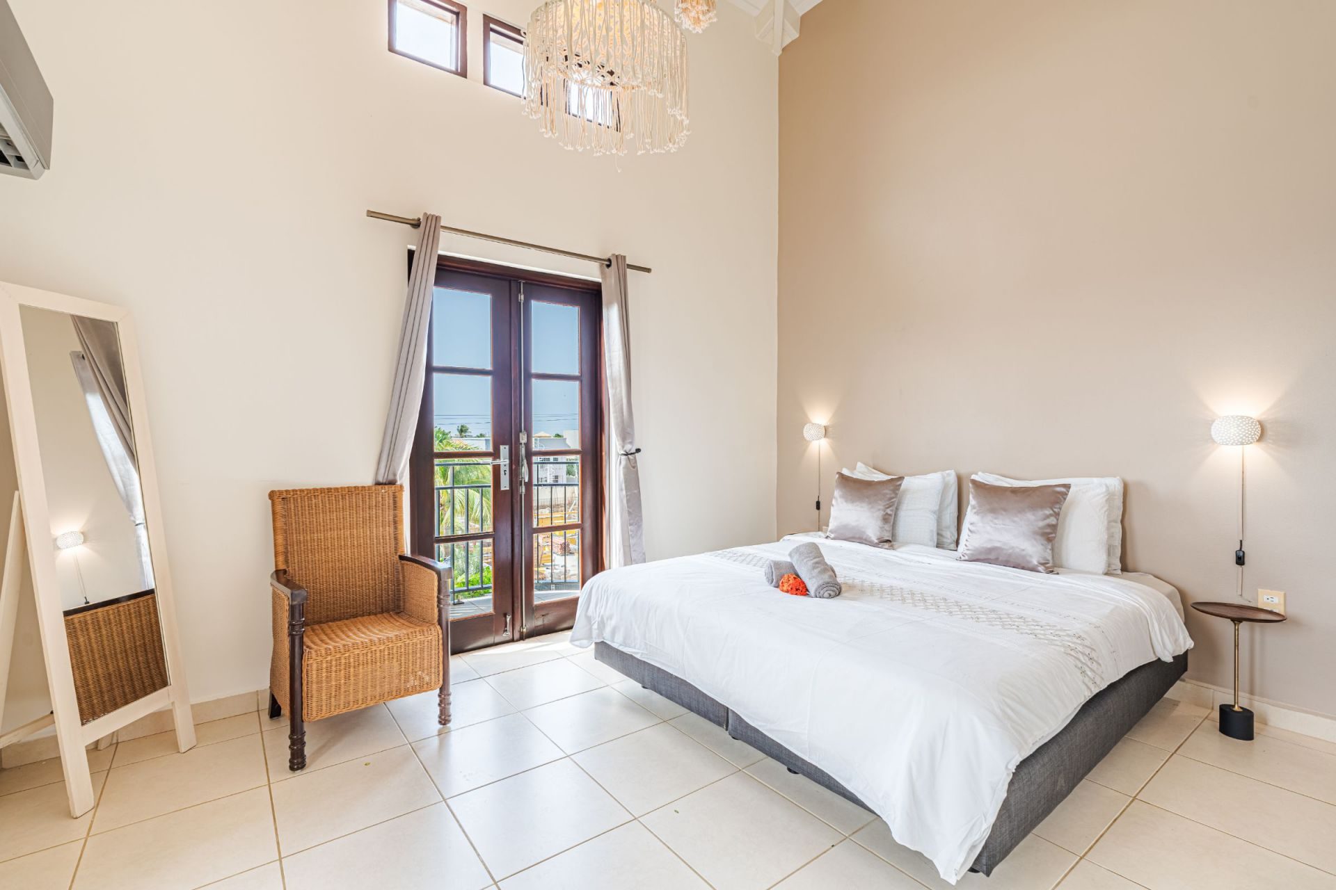 Bellevue Apartment with a Sandy Beach, photograph 14 of 23