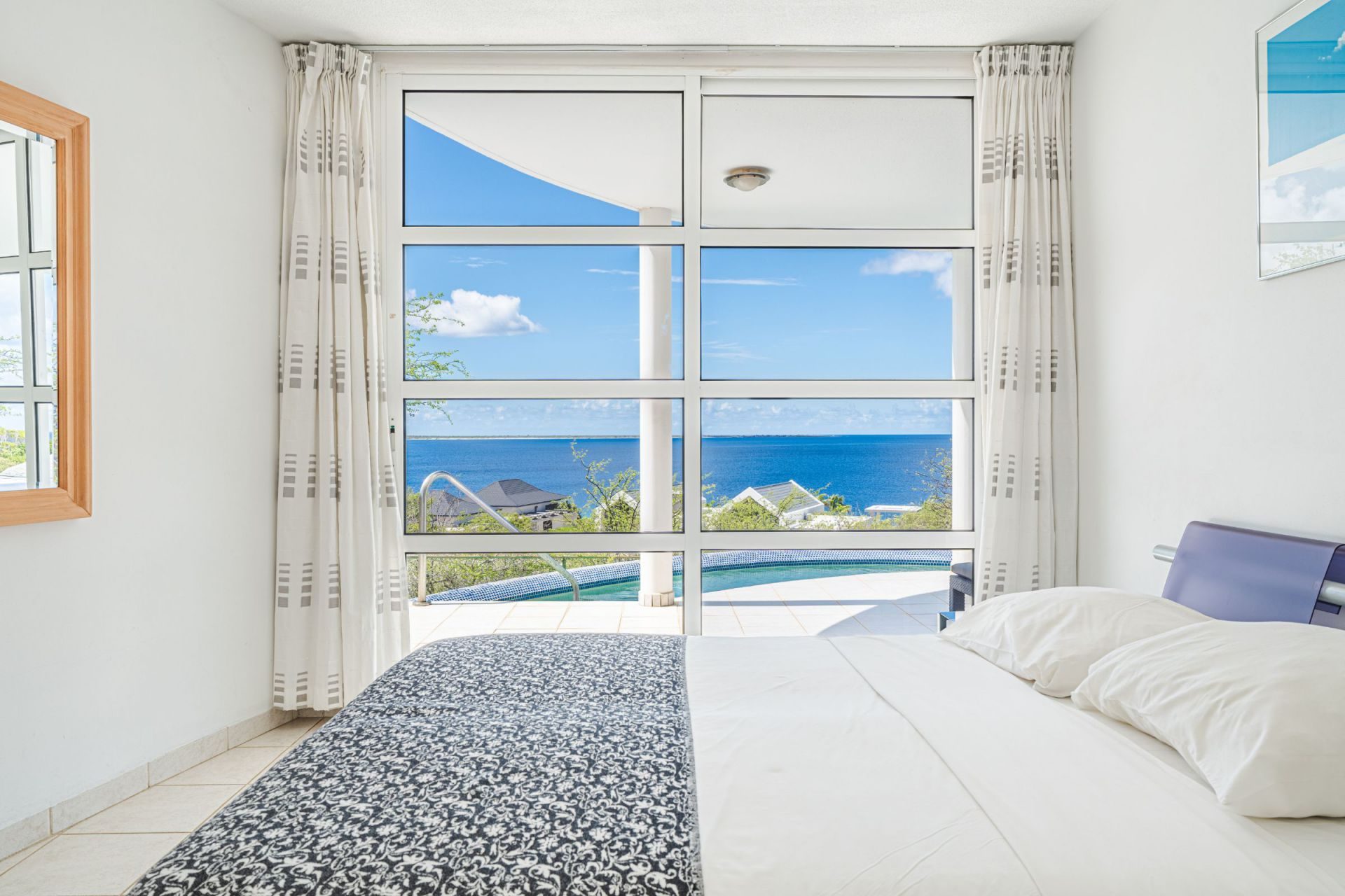 Distinctive Oval Clifftop Vacation Villa, photograph 13 of 21