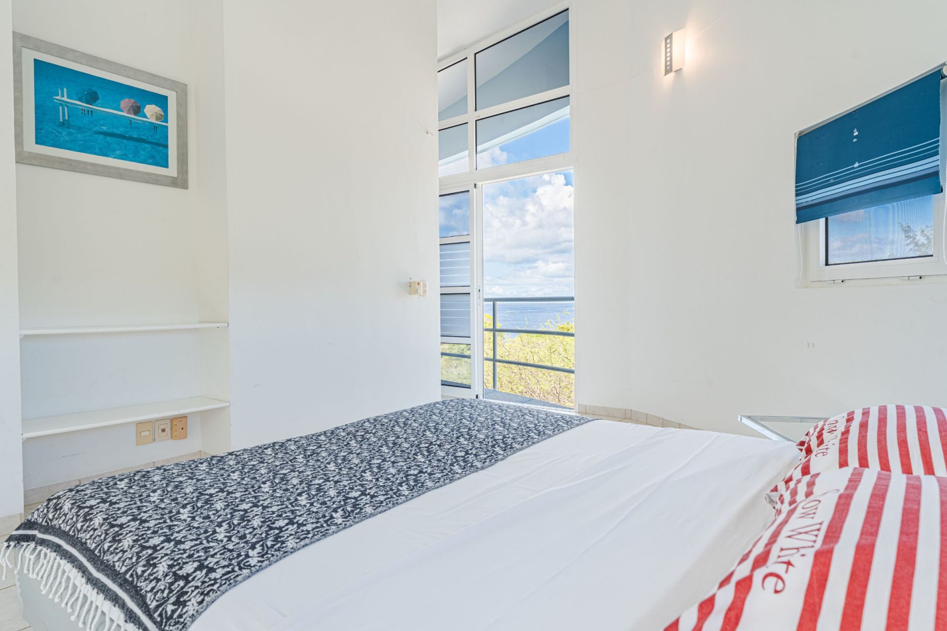 Distinctive Oval Clifftop Vacation Villa, photograph 9 of 21