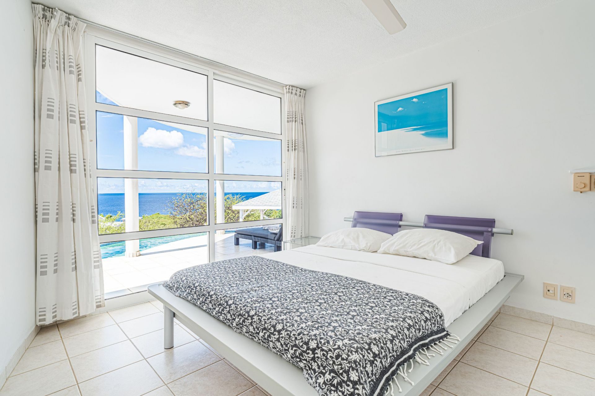 Distinctive Oval Clifftop Vacation Villa, photograph 12 of 21