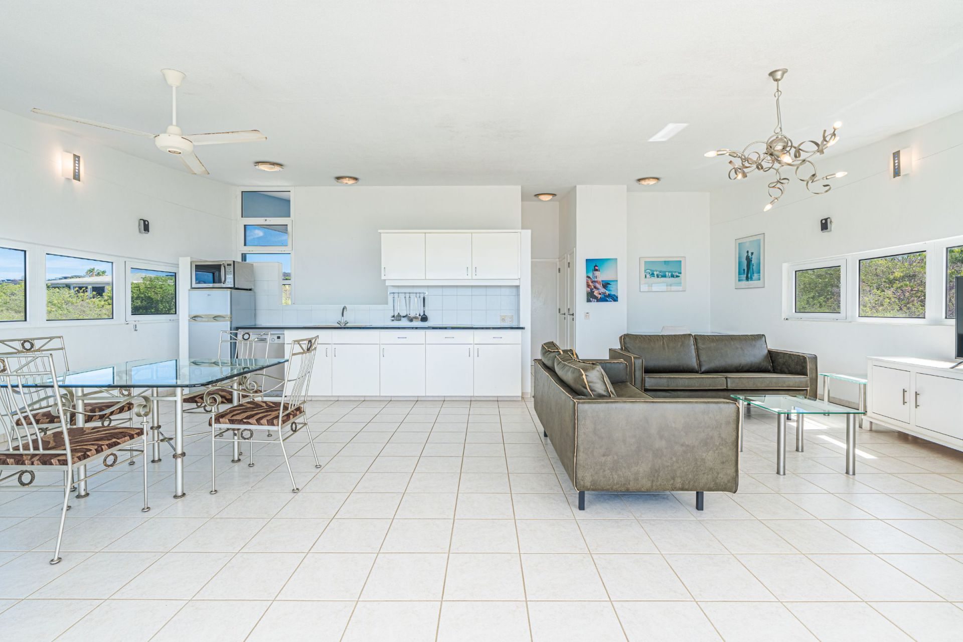 Distinctive Oval Clifftop Vacation Villa, photograph 7 of 21