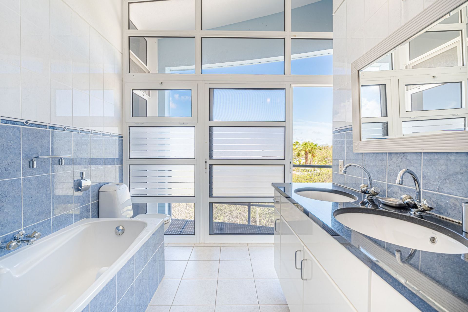 Distinctive Oval Clifftop Vacation Villa, photograph 10 of 21