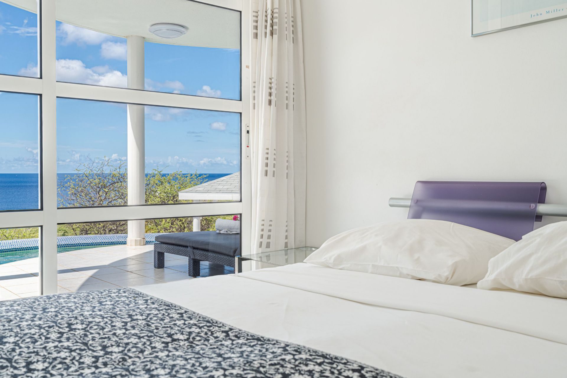 Distinctive Oval Clifftop Vacation Villa, photograph 15 of 21