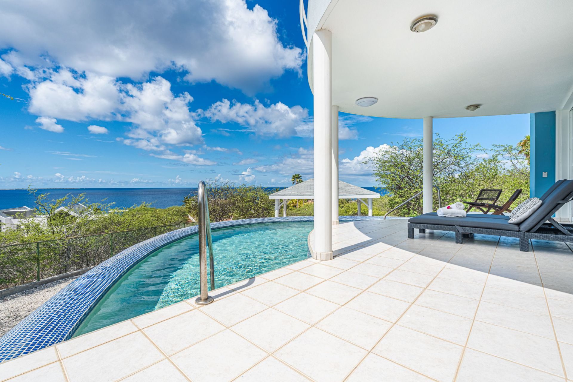 Distinctive Oval Clifftop Vacation Villa, photograph 4 of 21