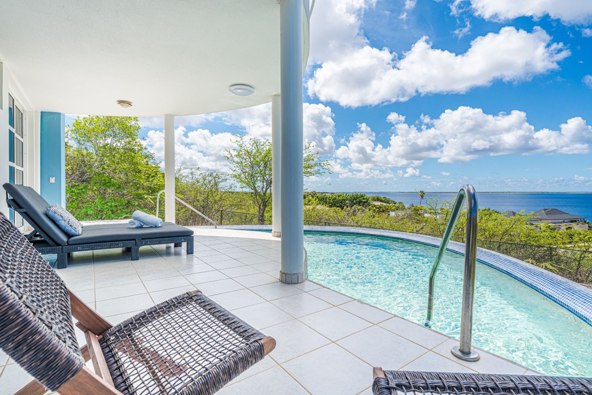 Distinctive Oval Clifftop Vacation Villa, photograph 18 of 21