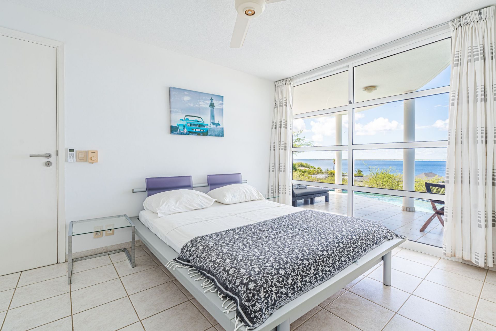 Distinctive Oval Clifftop Vacation Villa, photograph 14 of 21