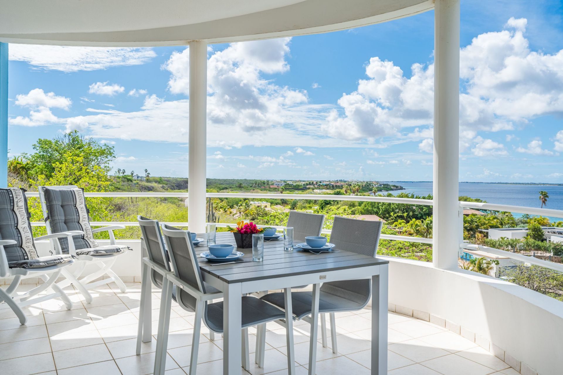 Distinctive Oval Clifftop Vacation Villa, photograph 16 of 21