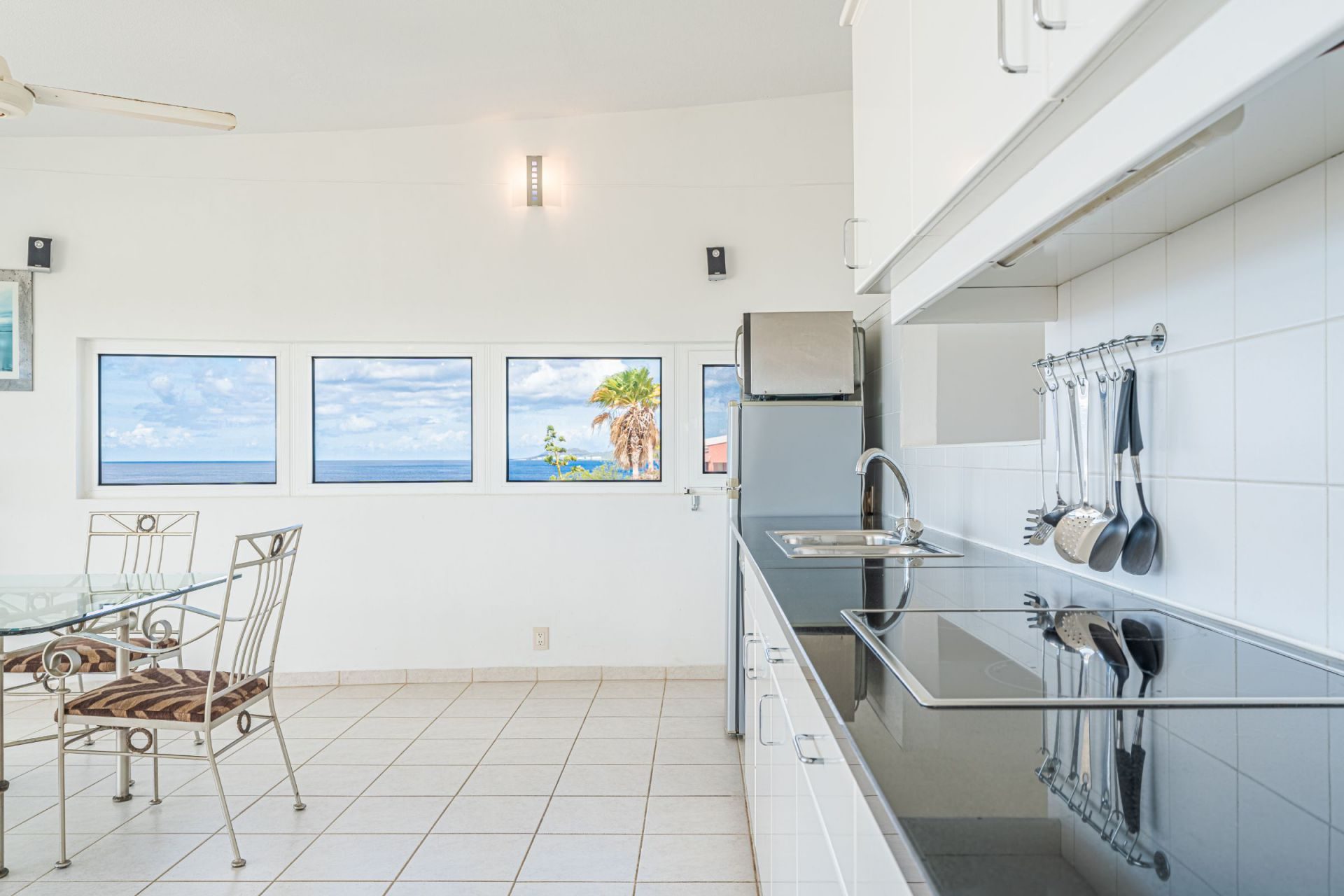 Distinctive Oval Clifftop Vacation Villa, photograph 6 of 21