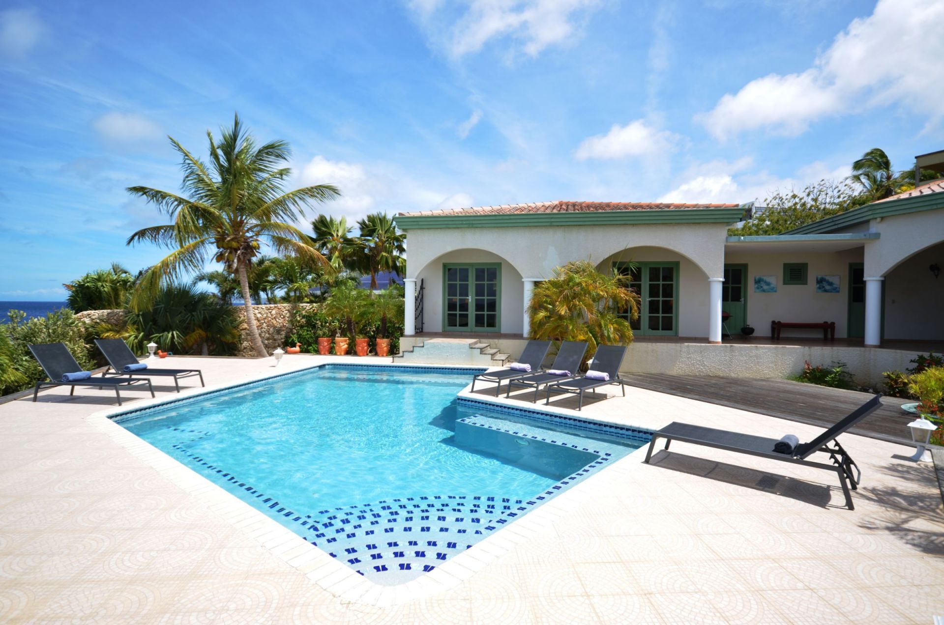 Seafront Dive & Snorkeling villa, photograph 2 of 16