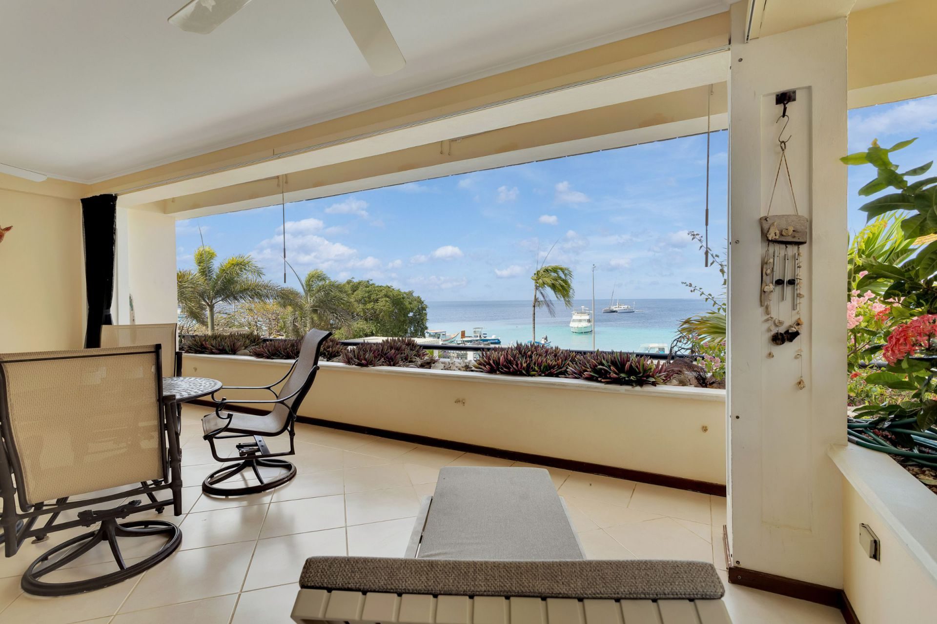 Kralendijk Sea Front Condo with Pool, photograph 3 of 57