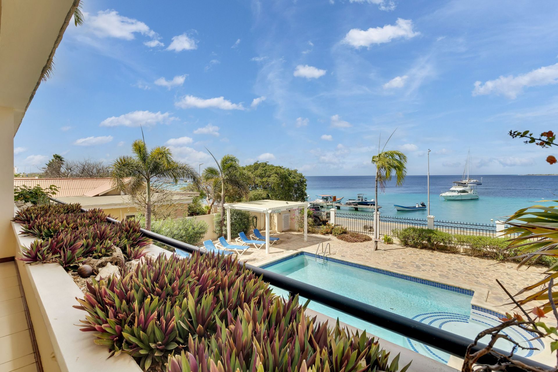 Kralendijk Sea Front Condo with Pool, photograph 5 of 57