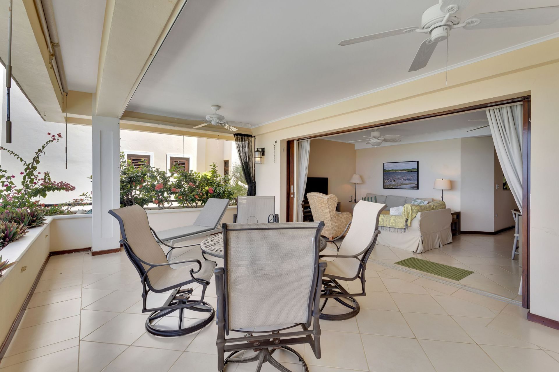 Kralendijk Sea Front Condo with Pool, photograph 30 of 57