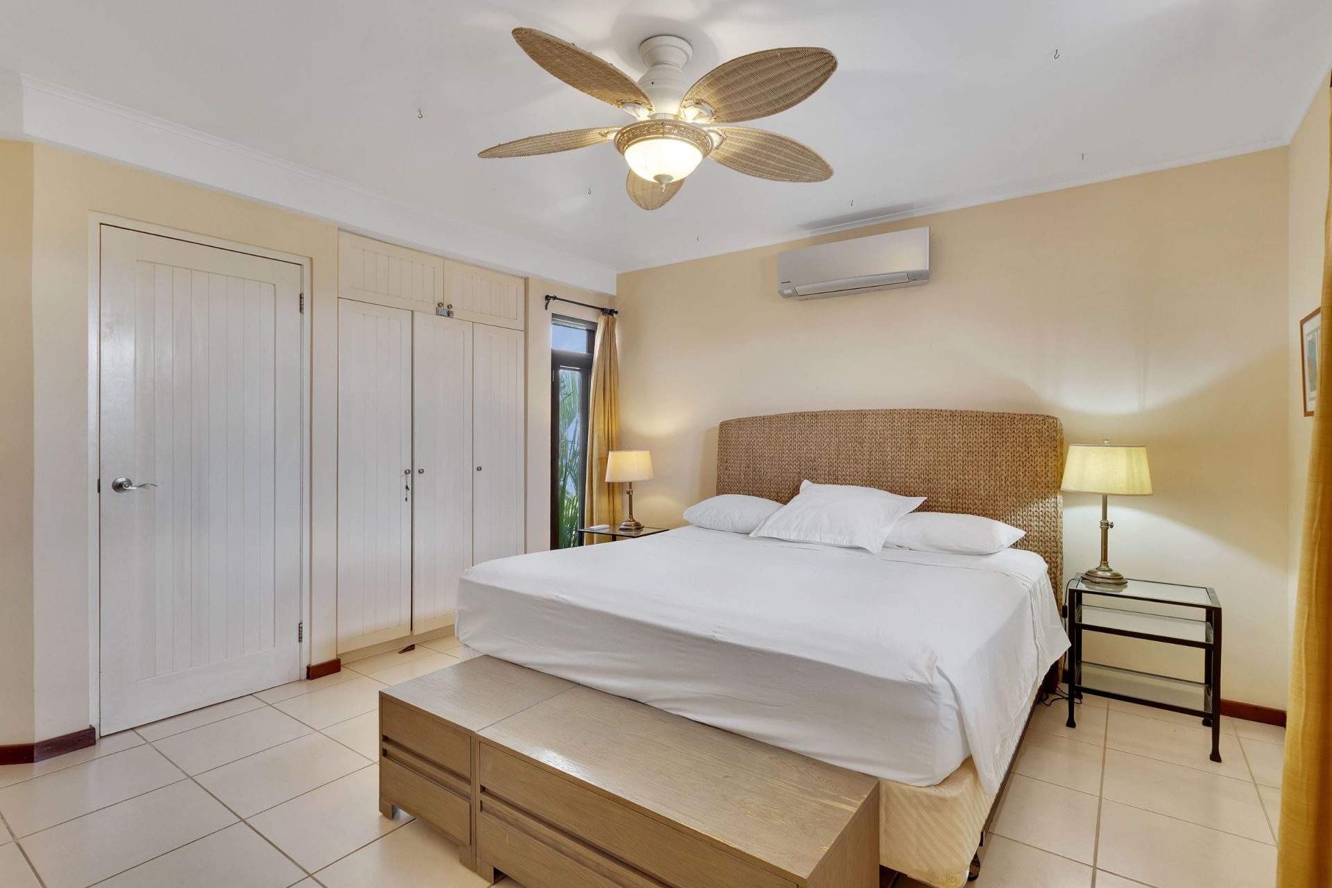 Kralendijk Sea Front Condo with Pool, photograph 36 of 57