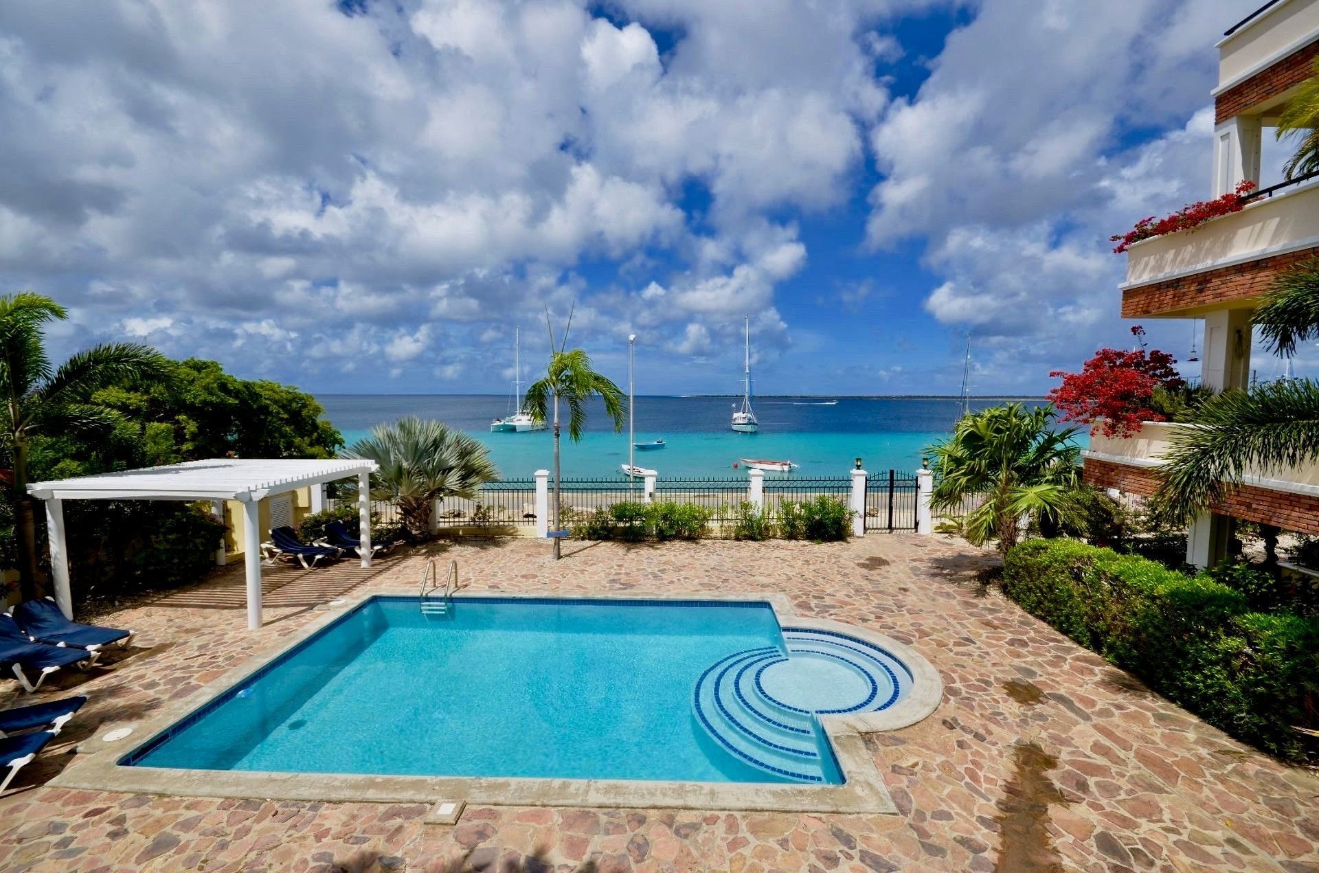 Kralendijk Sea Front Condo with Pool, photograph 20 of 57