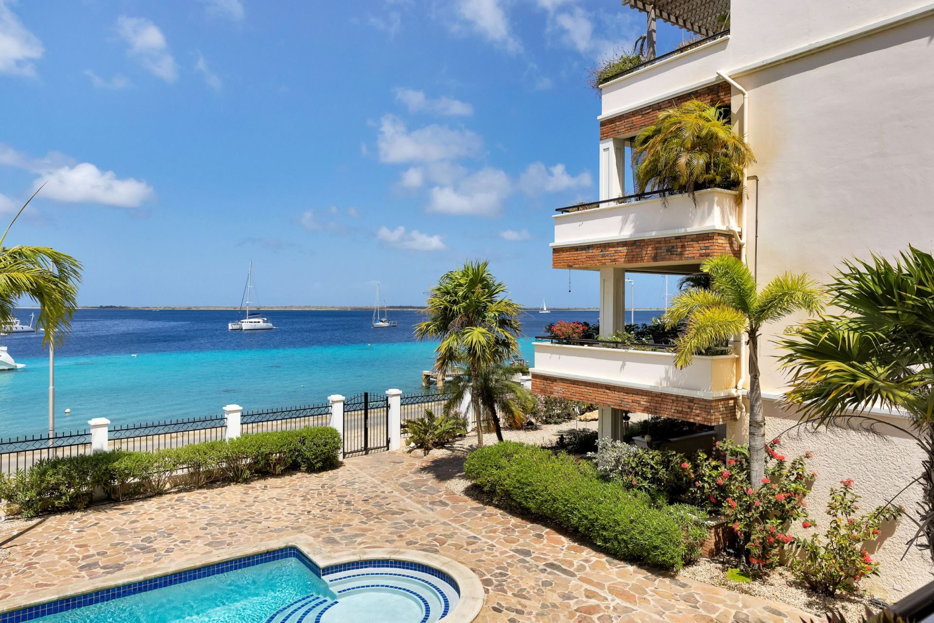 Kralendijk Sea Front Condo with Pool, photograph 31 of 57