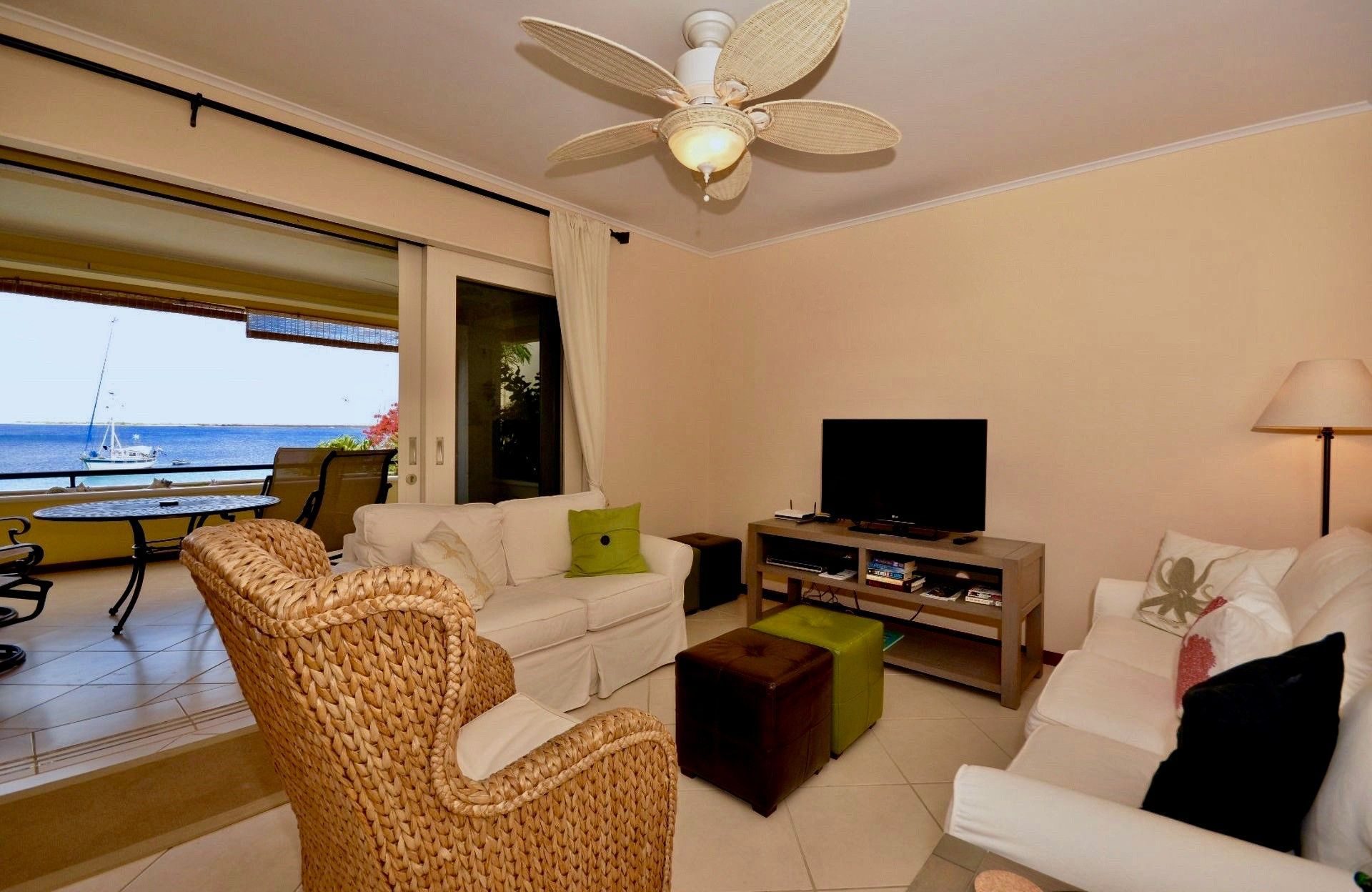 Kralendijk Sea Front Condo with Pool, photograph 8 of 57