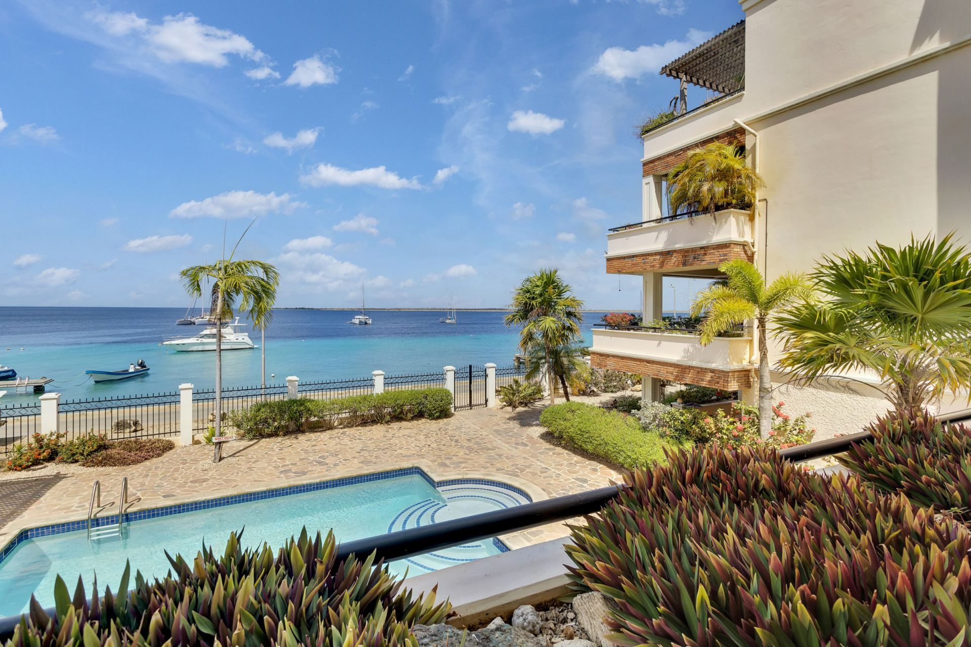 Kralendijk Sea Front Condo with Pool, photograph 33 of 57