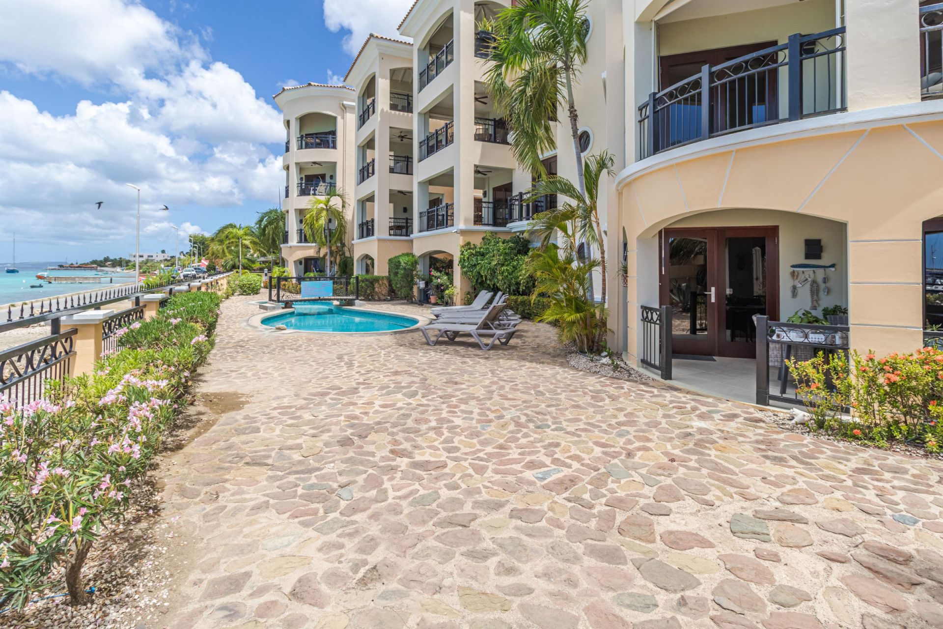 Vacation Condo on Seafront Boulevard, photograph 31 of 32