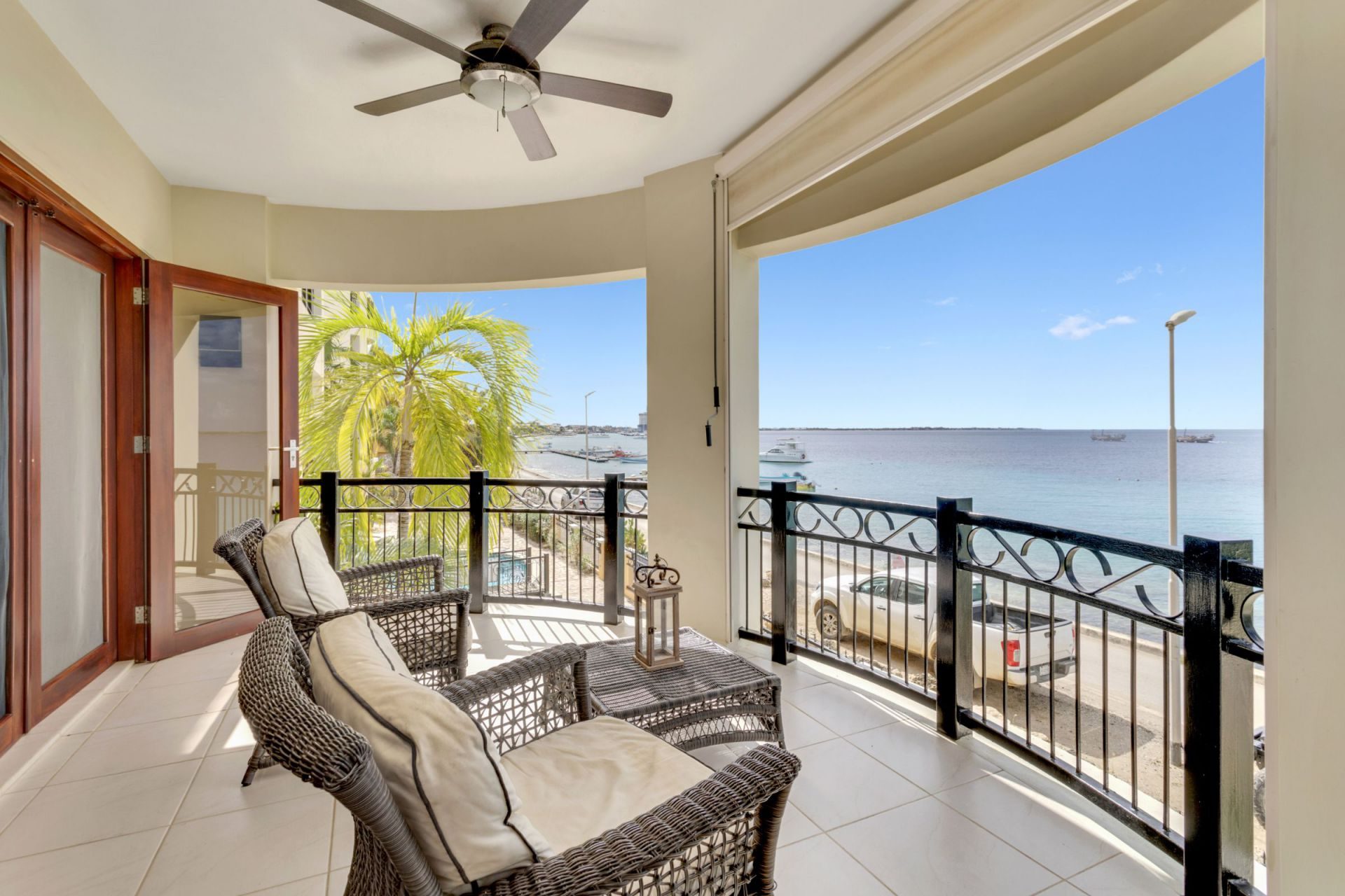 Vacation Condo on Seafront Boulevard, photograph 4 of 32