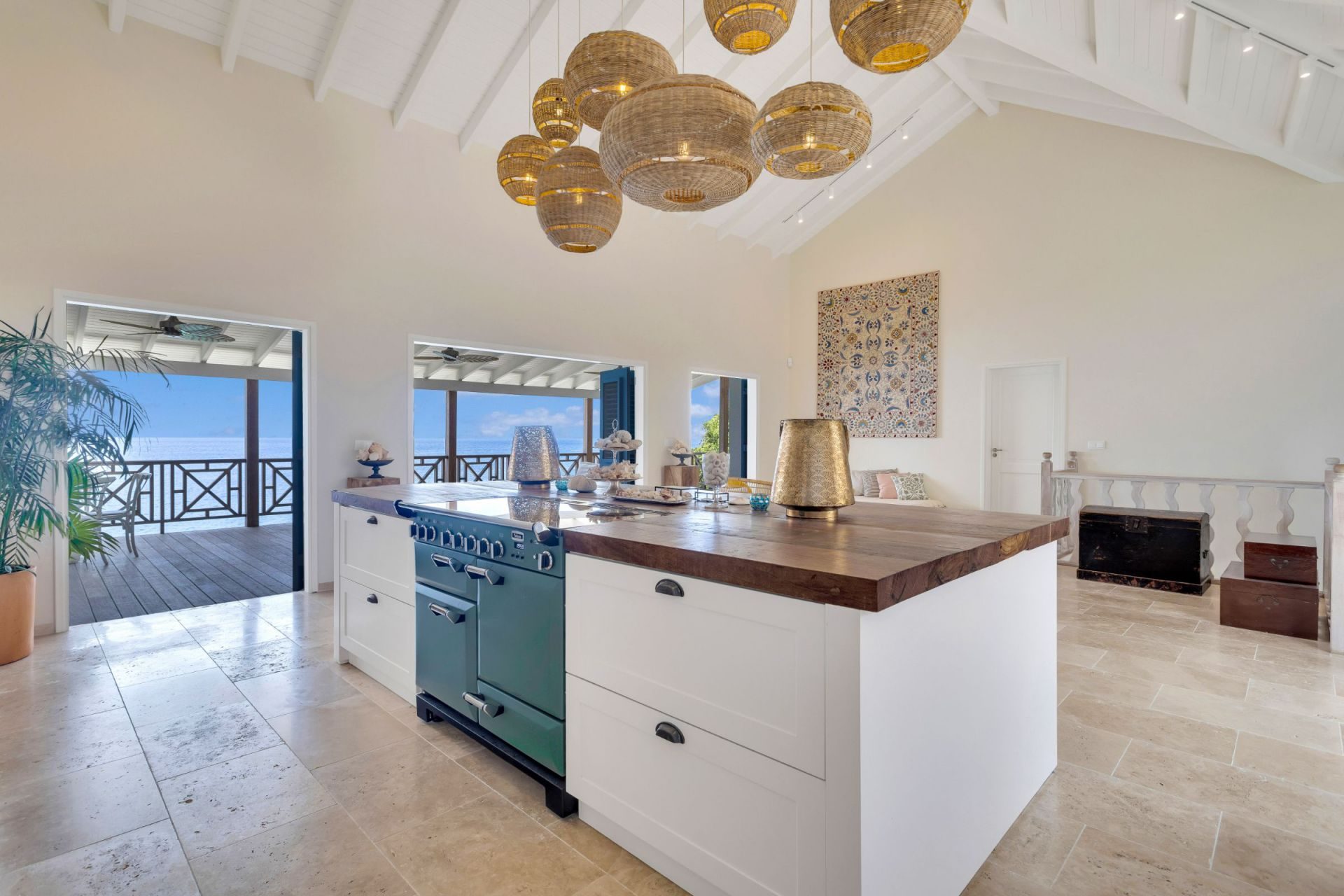 Extraordinary Ocean Front Vacation Villa, photograph 9 of 38