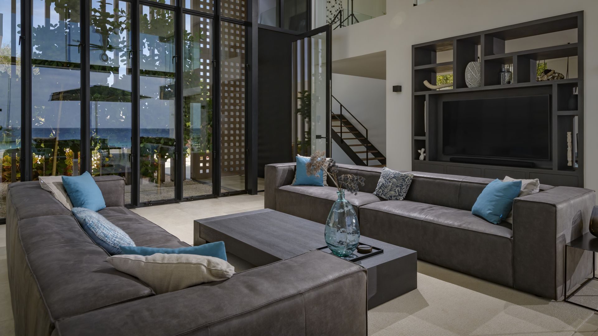 Exclusive Contemporary Oceanfront Villa, photograph 2 of 16