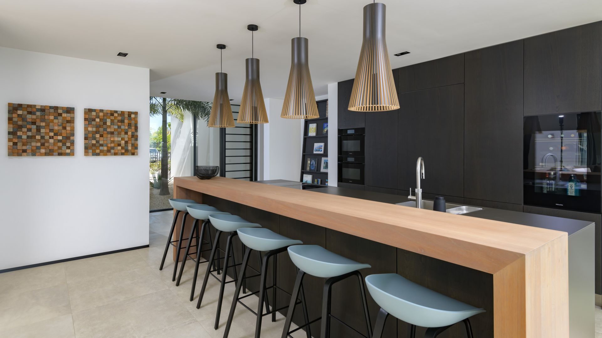 Exclusive Contemporary Oceanfront Villa, photograph 3 of 16