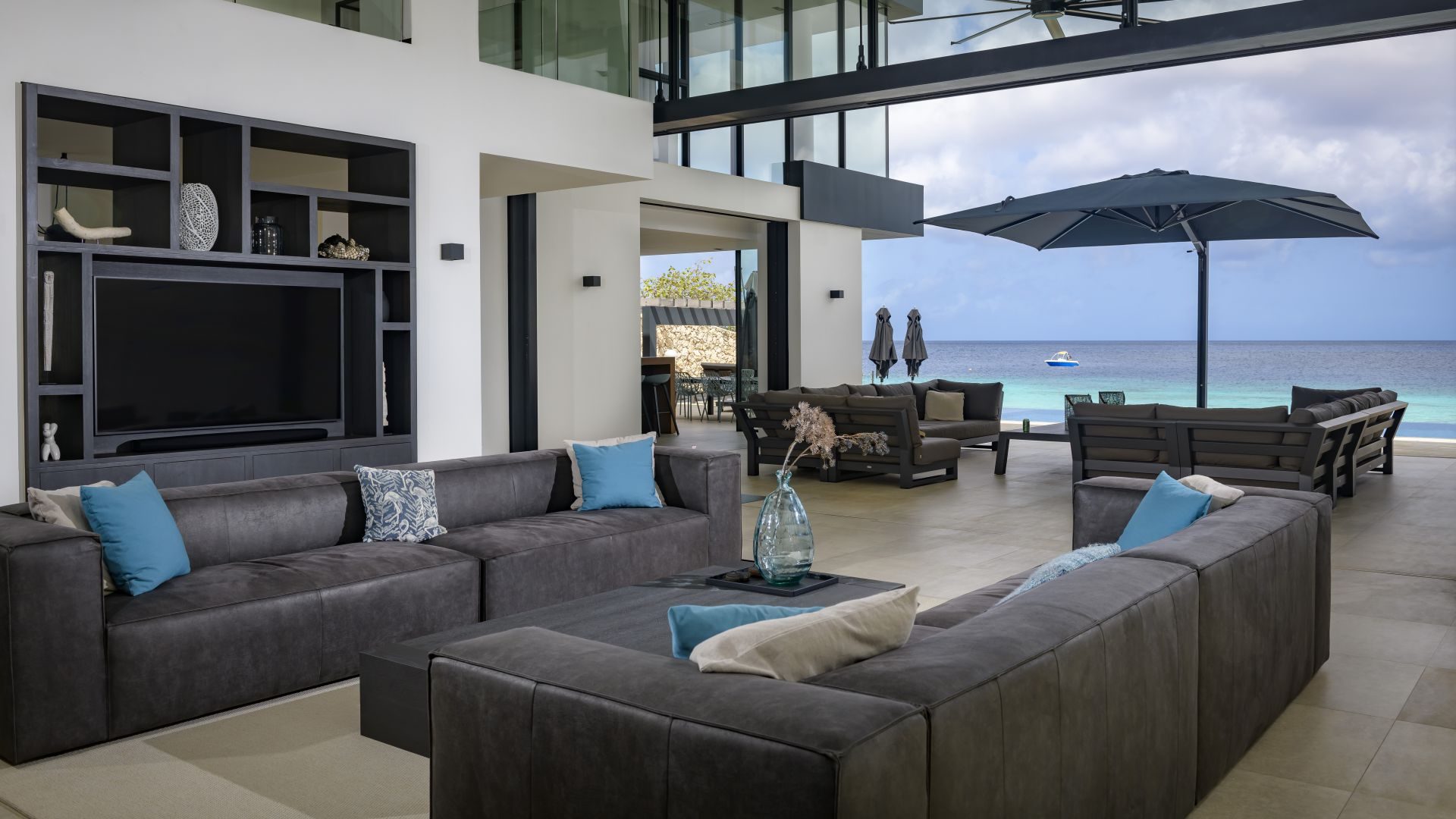 Exclusive Contemporary Oceanfront Villa, photograph 4 of 16