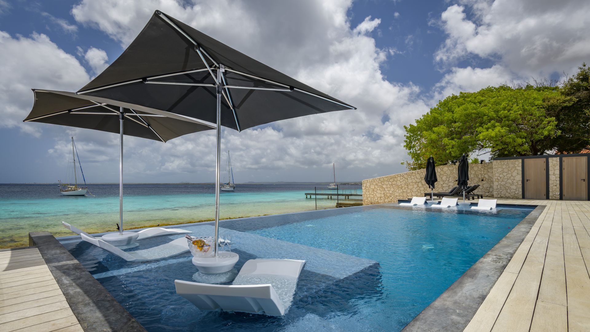 Exclusive Contemporary Oceanfront Villa, photograph 13 of 16