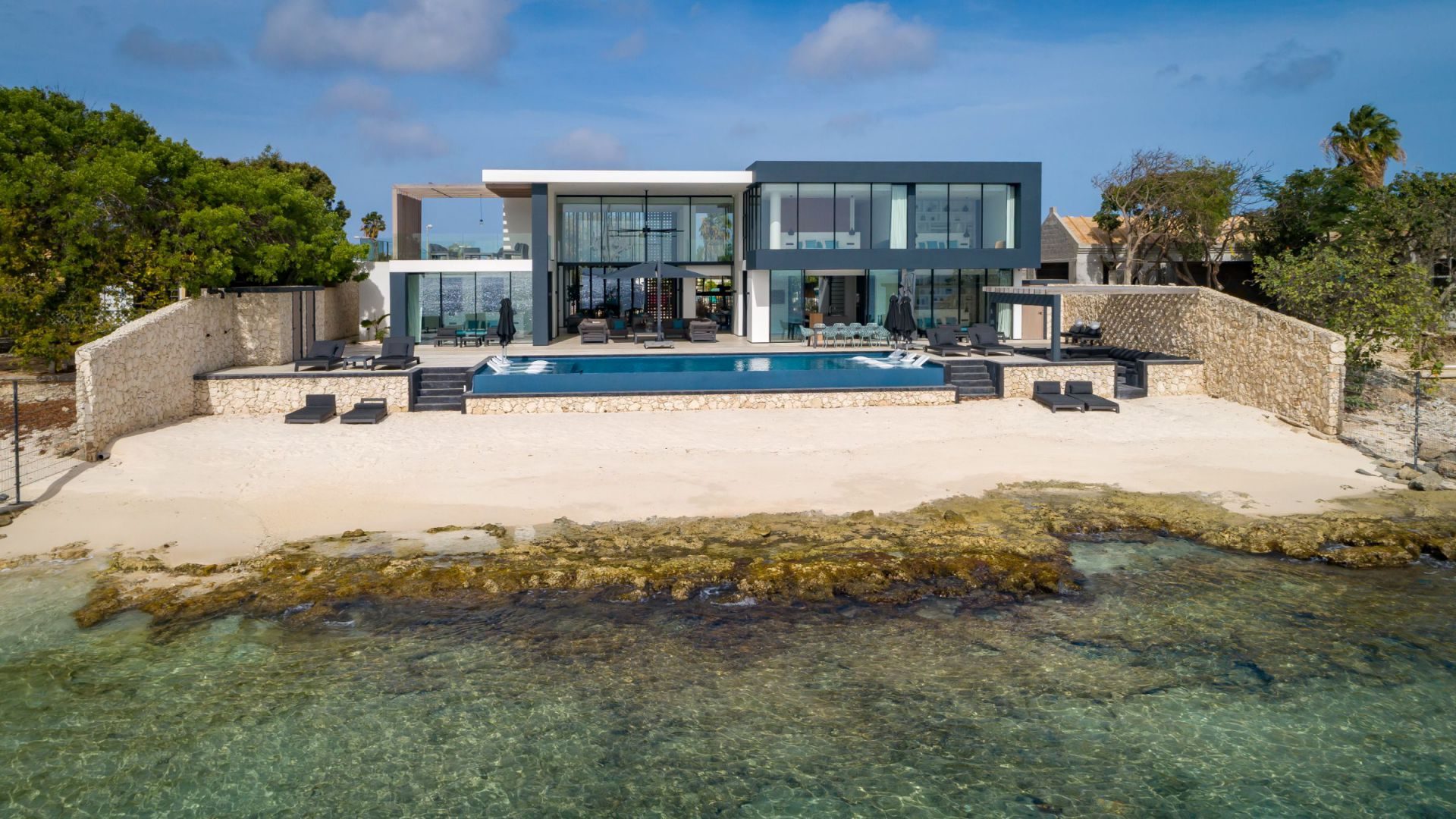 Exclusive Contemporary Oceanfront Villa, photograph 16 of 16