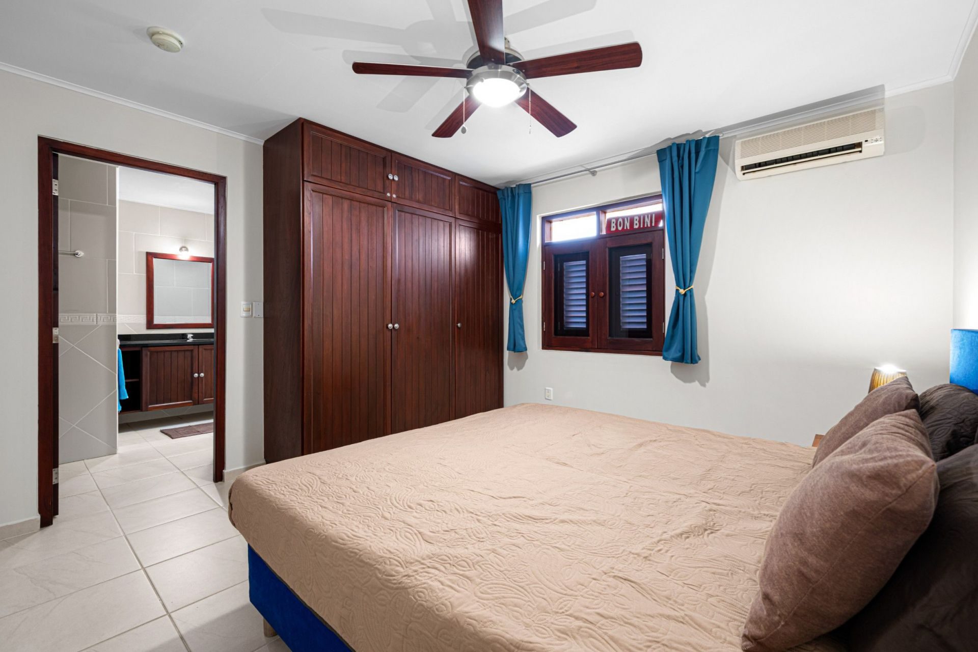 Vacation condo with 2 bedrooms, Caribbean Sea view, photograph 34 of 36