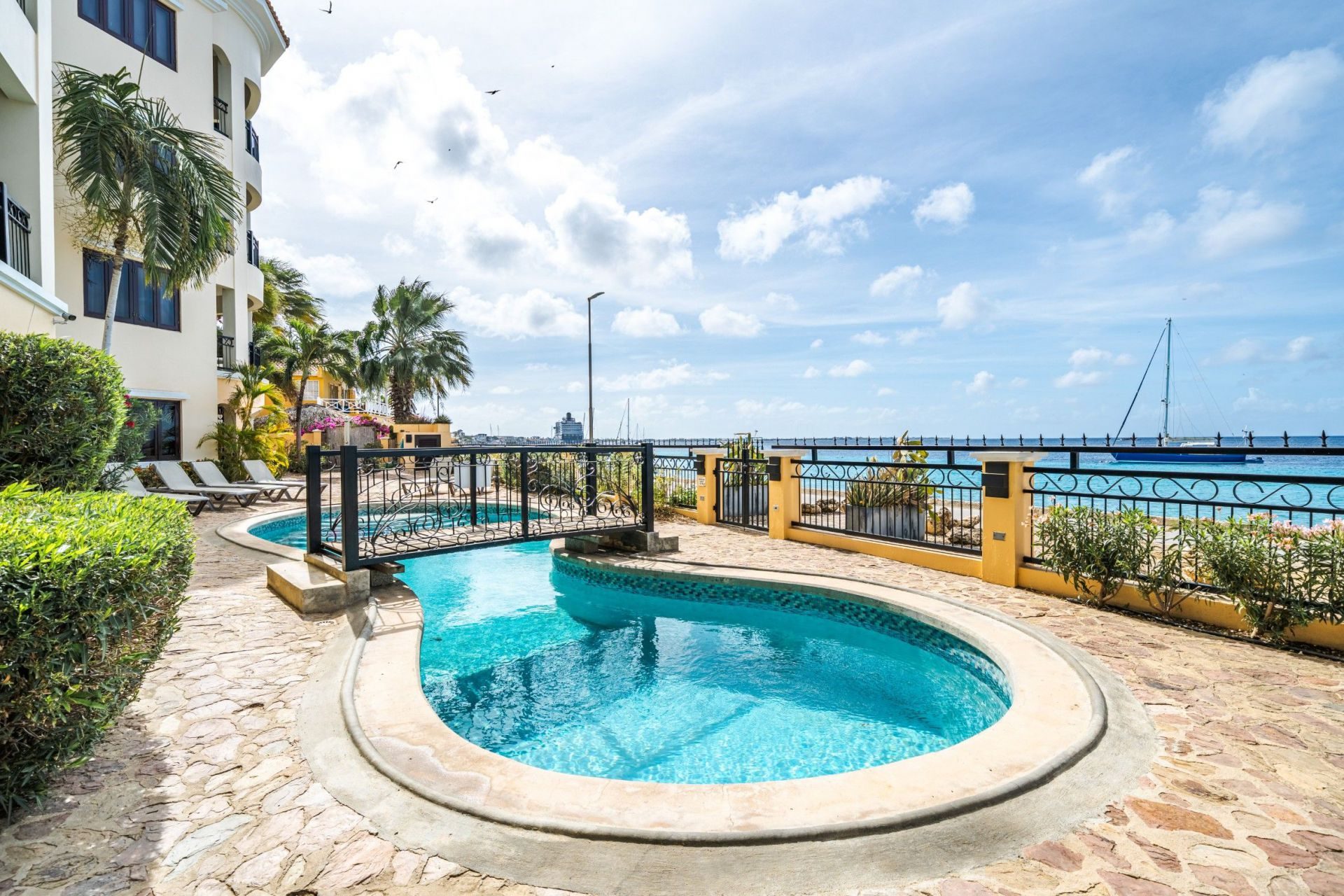 Vacation condo with 2 bedrooms, Caribbean Sea view, photograph 3 of 36