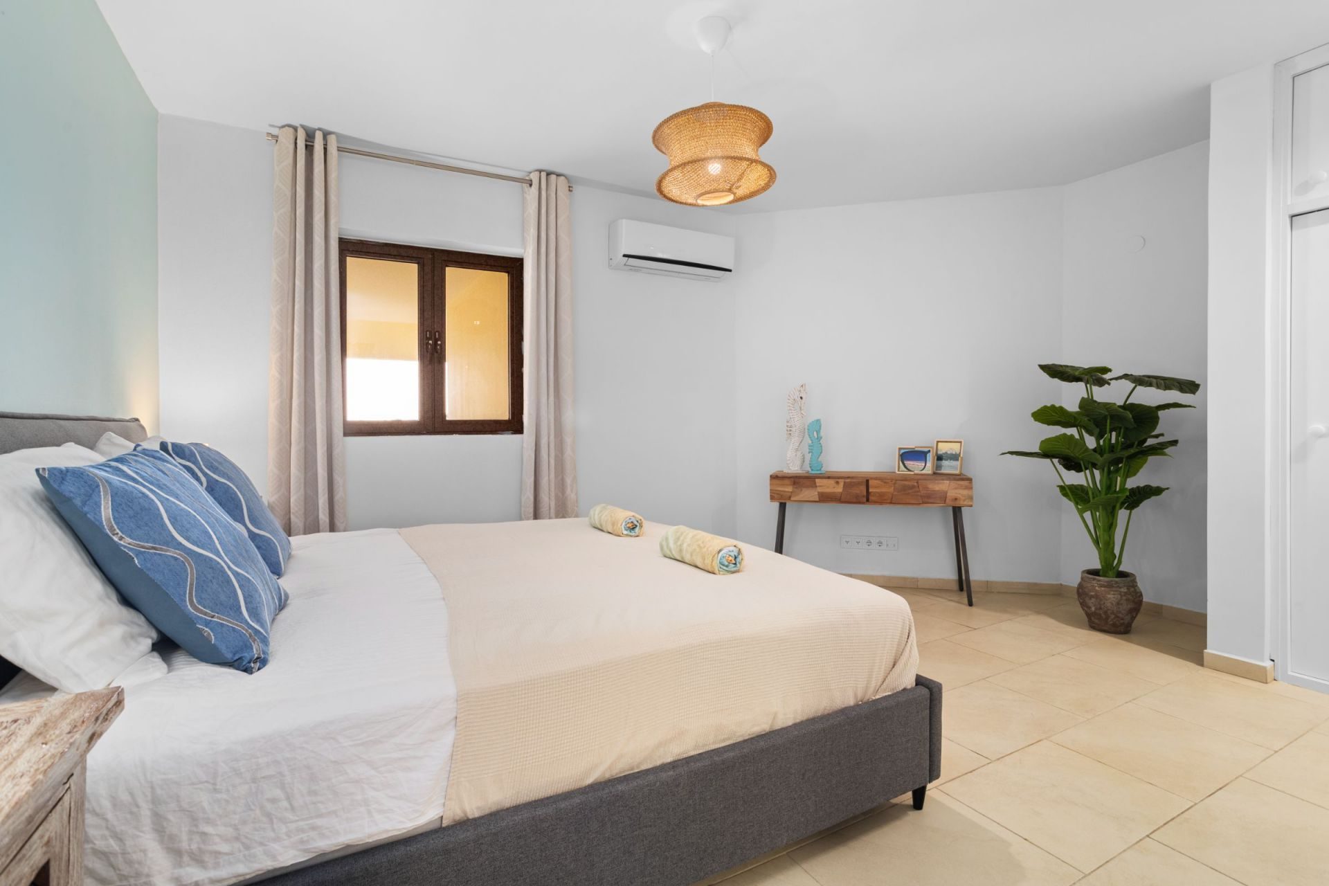 Apartment with Ocean View, photograph 12 of 34