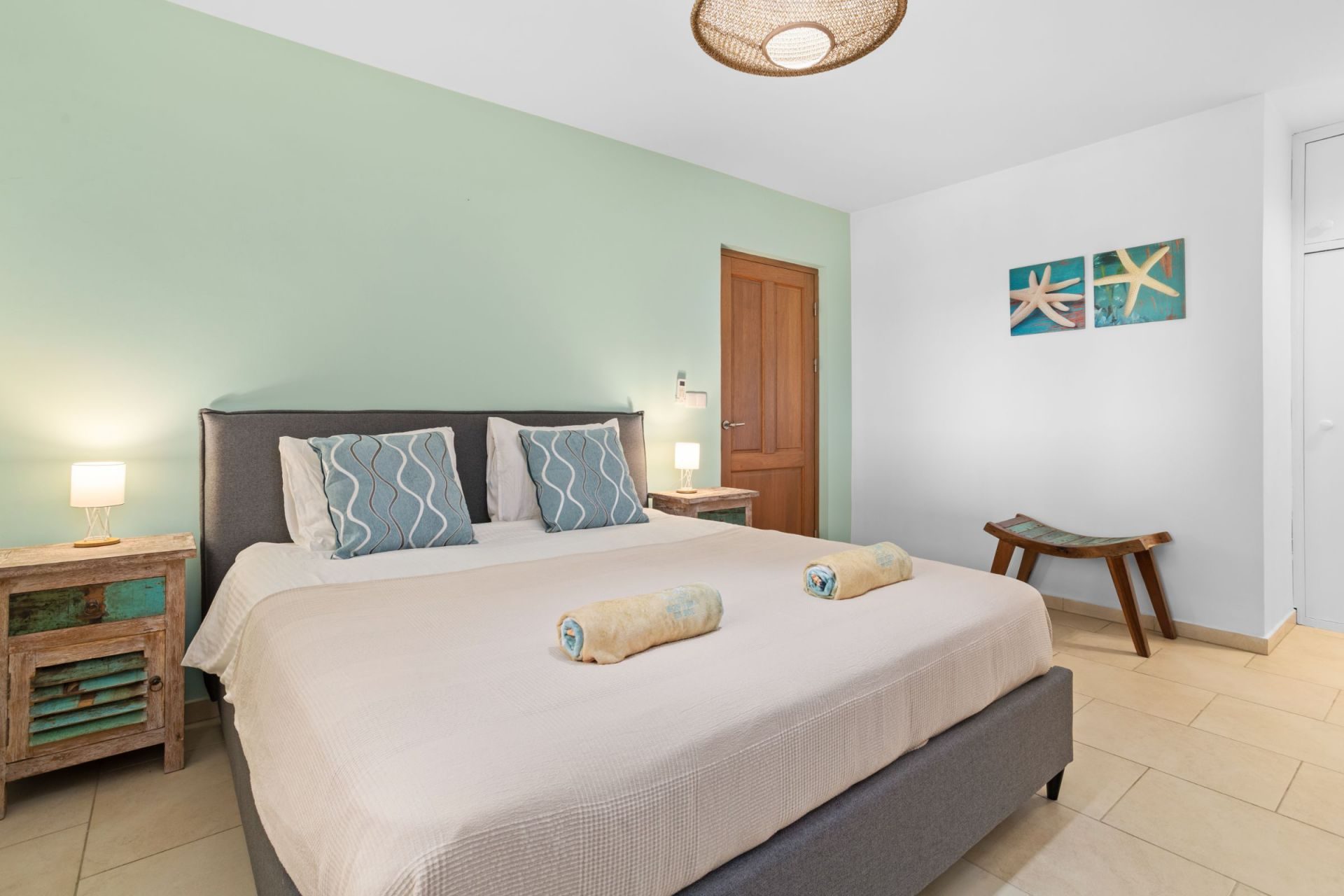 Apartment with Ocean View, photograph 20 of 34