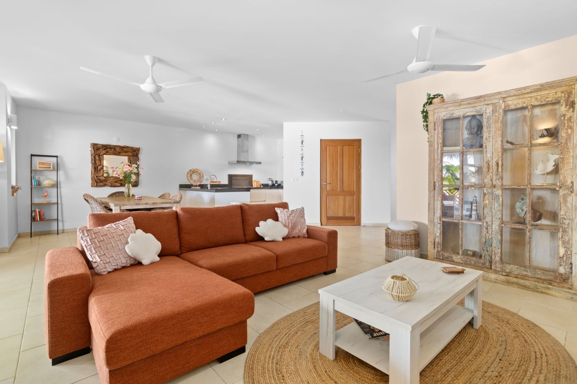 Apartment with Ocean View, photograph 5 of 34