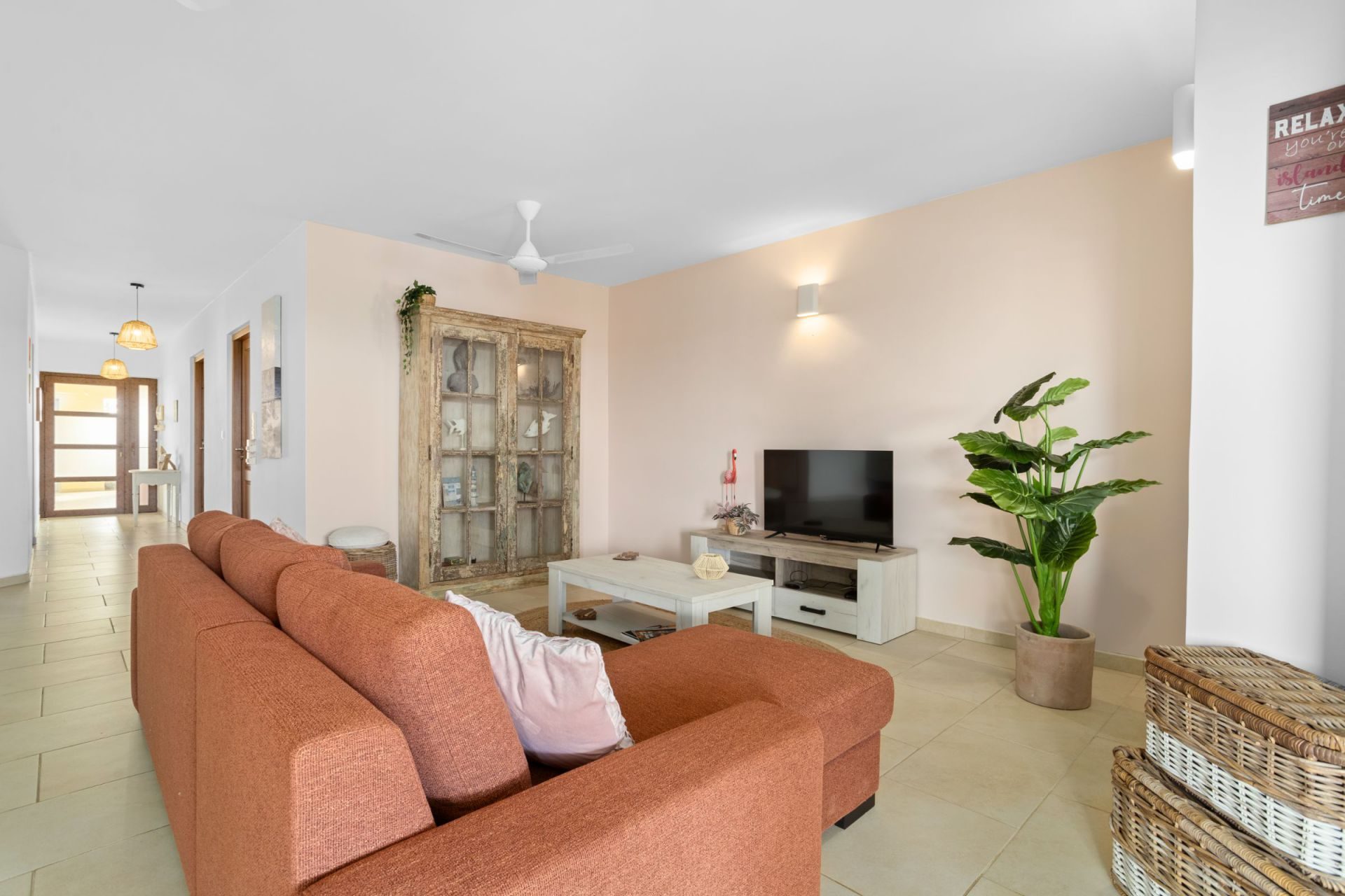 Apartment with Ocean View, photograph 4 of 34