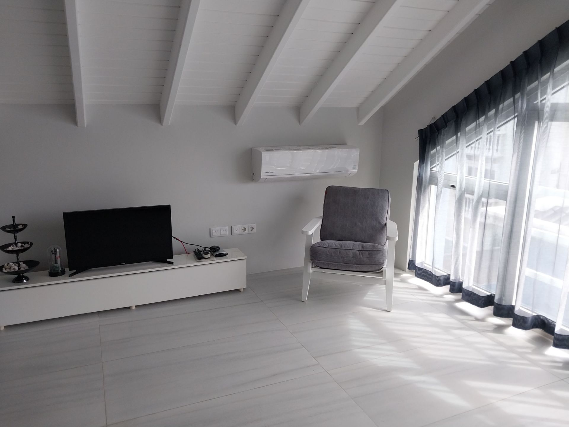 Kaya Grandi 43 E in Kralendijk, interior and surroundings