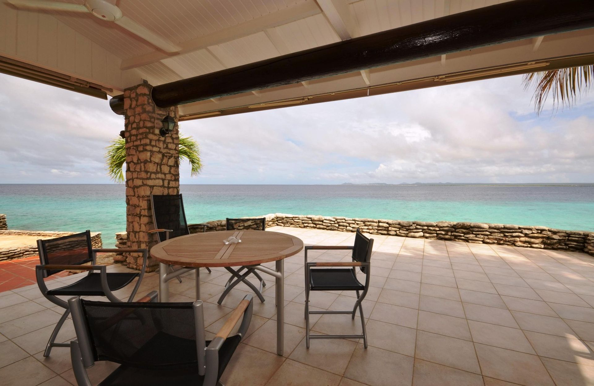 Te koop villa in landhuis stijl direct aan caribische zee op bonaire
