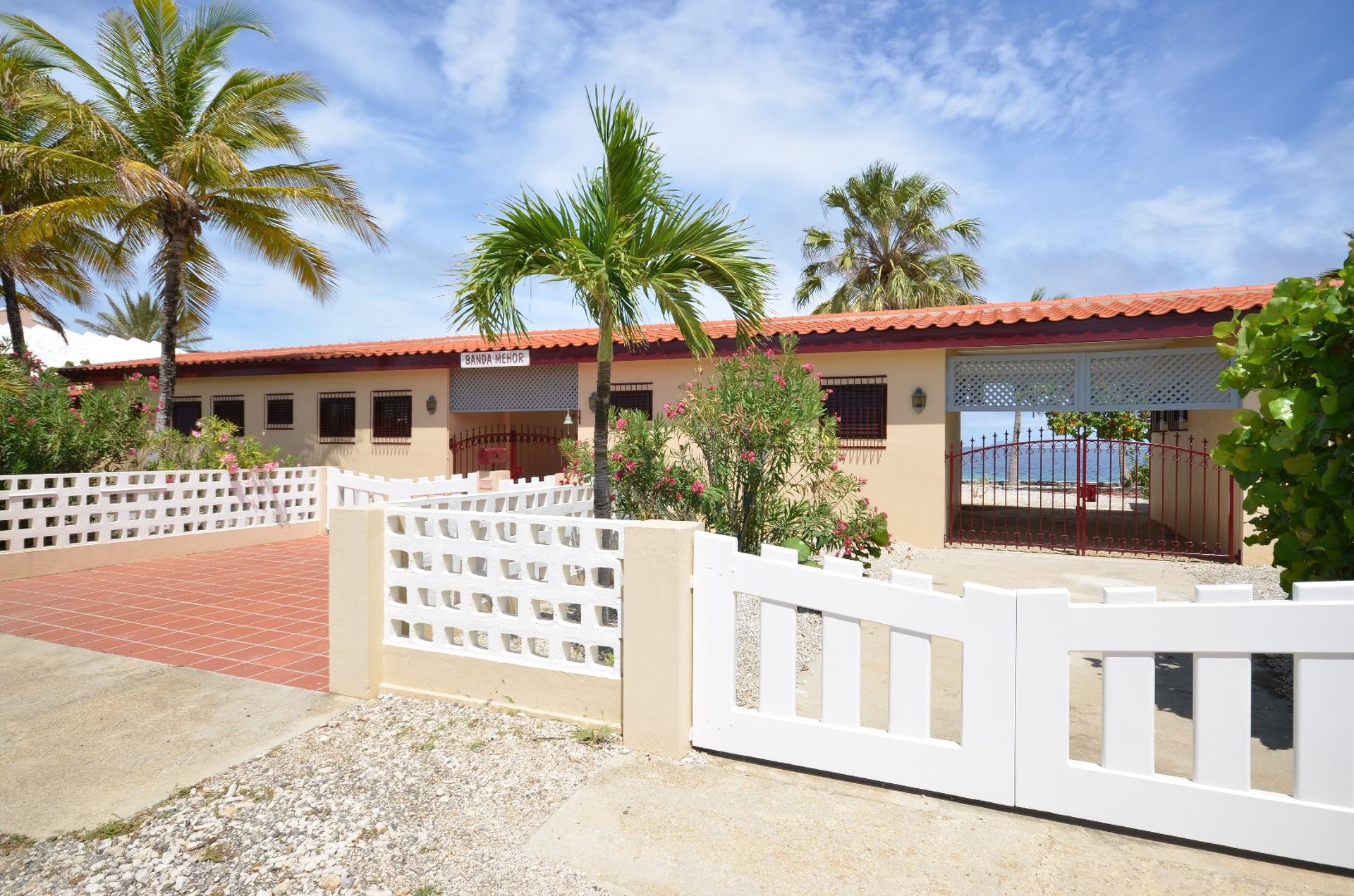 Te koop villa in landhuis stijl direct aan caribische zee op bonaire