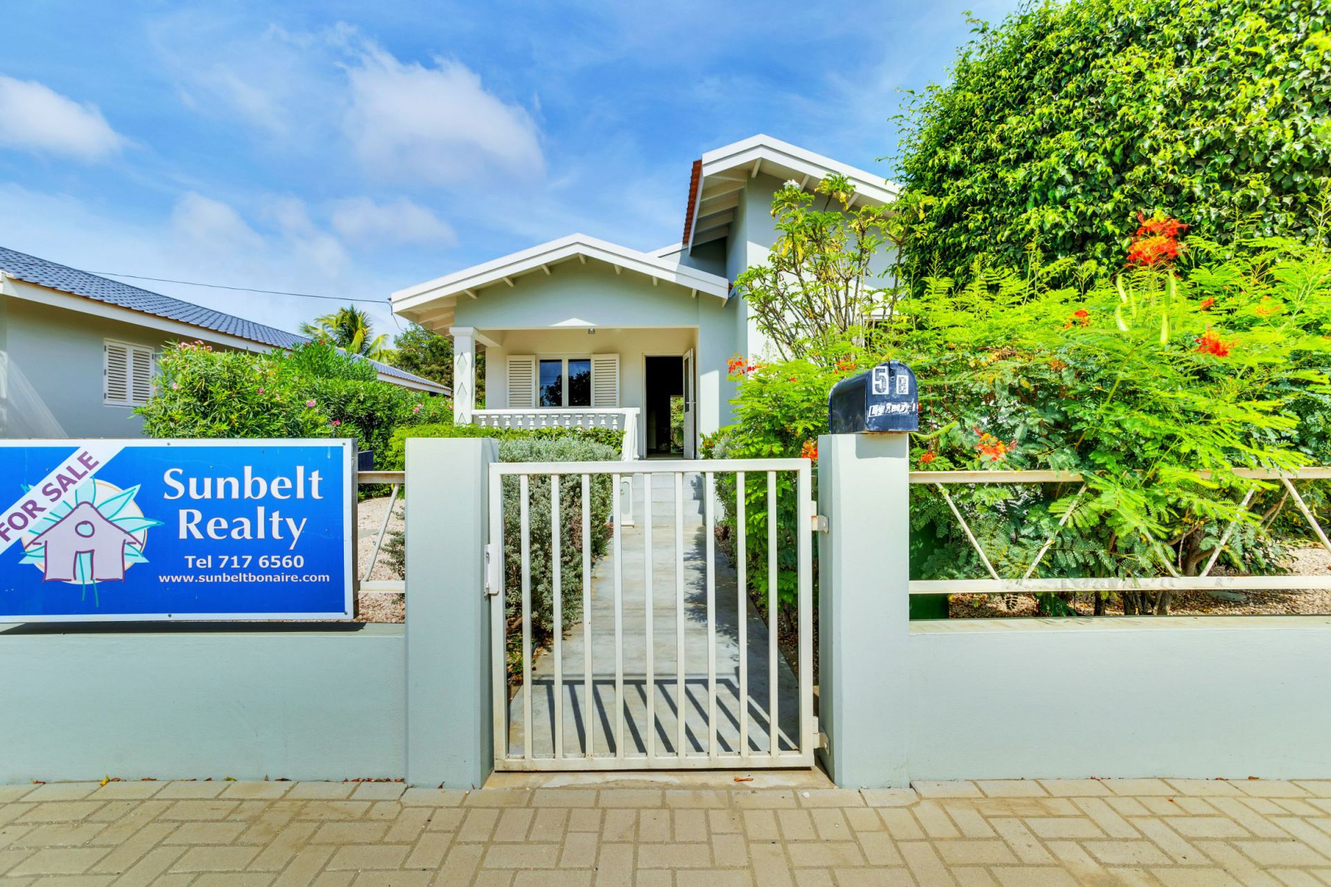 Family home, vacation rental, or office. Multifunctional property for