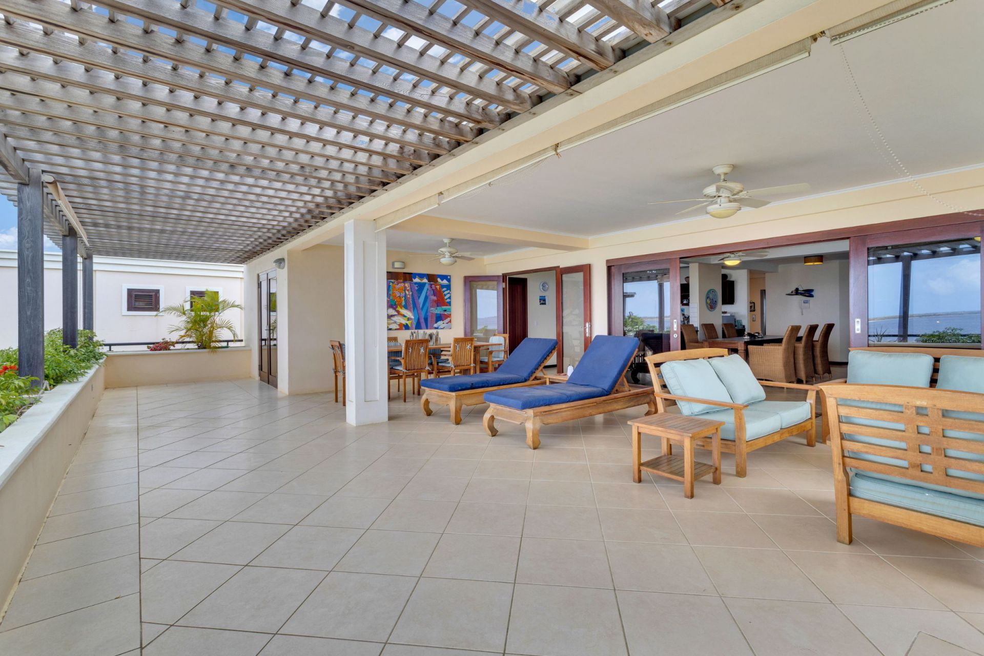 Playa Lechi Penthouse in Kralendijk, interieur en omgeving