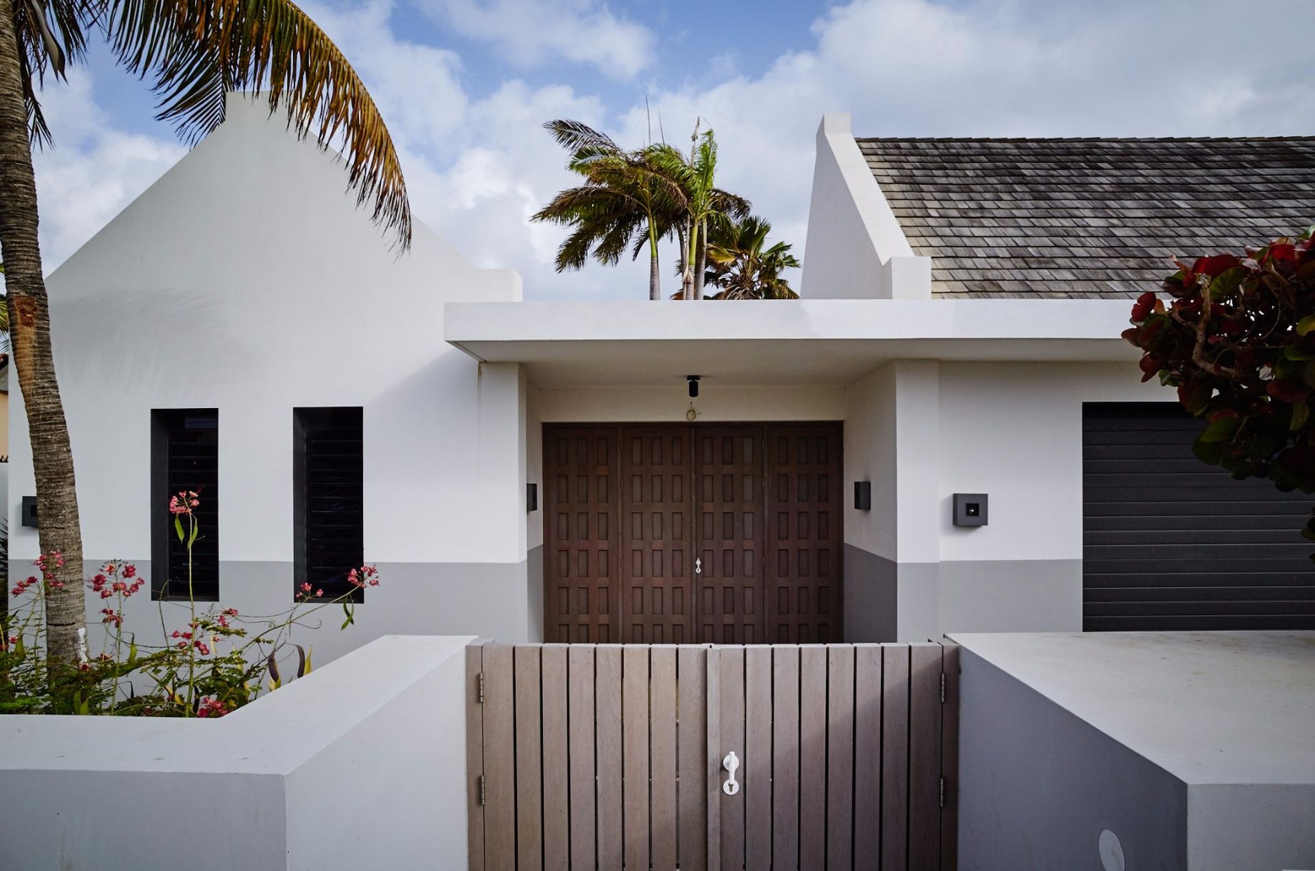 Te koop beach villa ontworpen door piet boon, met zwembad en ...