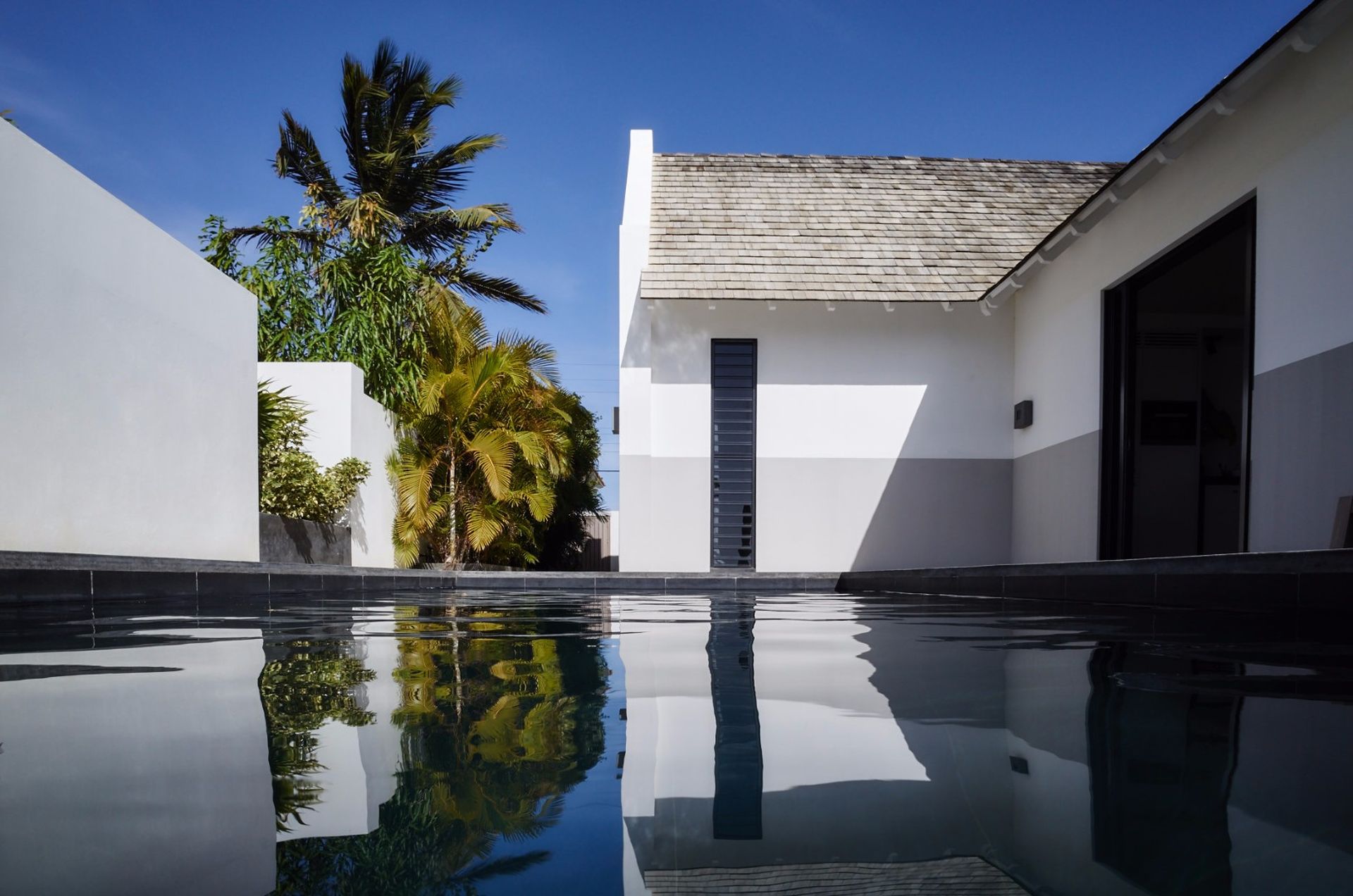 Te koop beach villa ontworpen door piet boon, met zwembad en ...